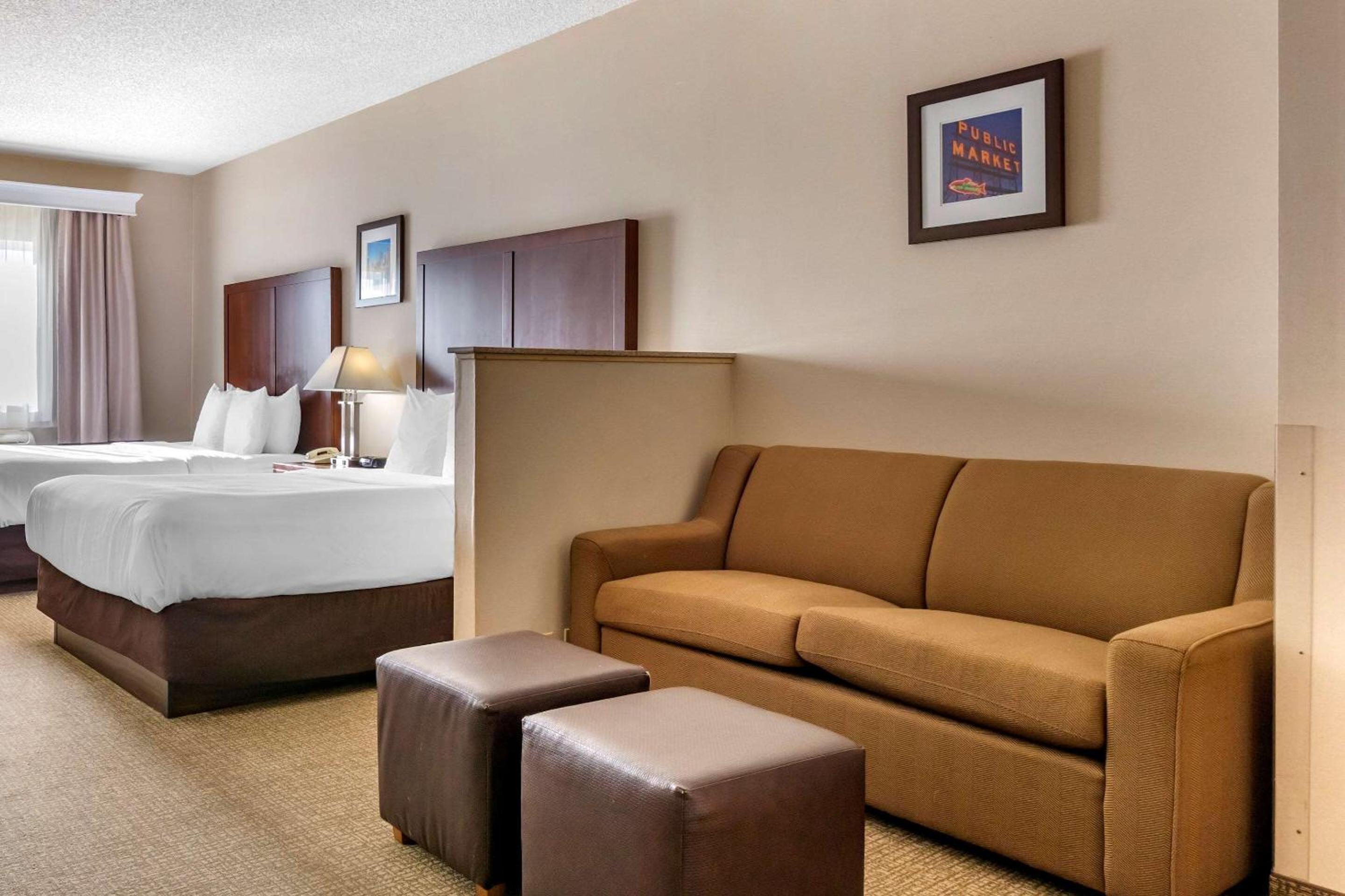 Queen Room with Two Queen Beds - Non-Smoking - Photo 5