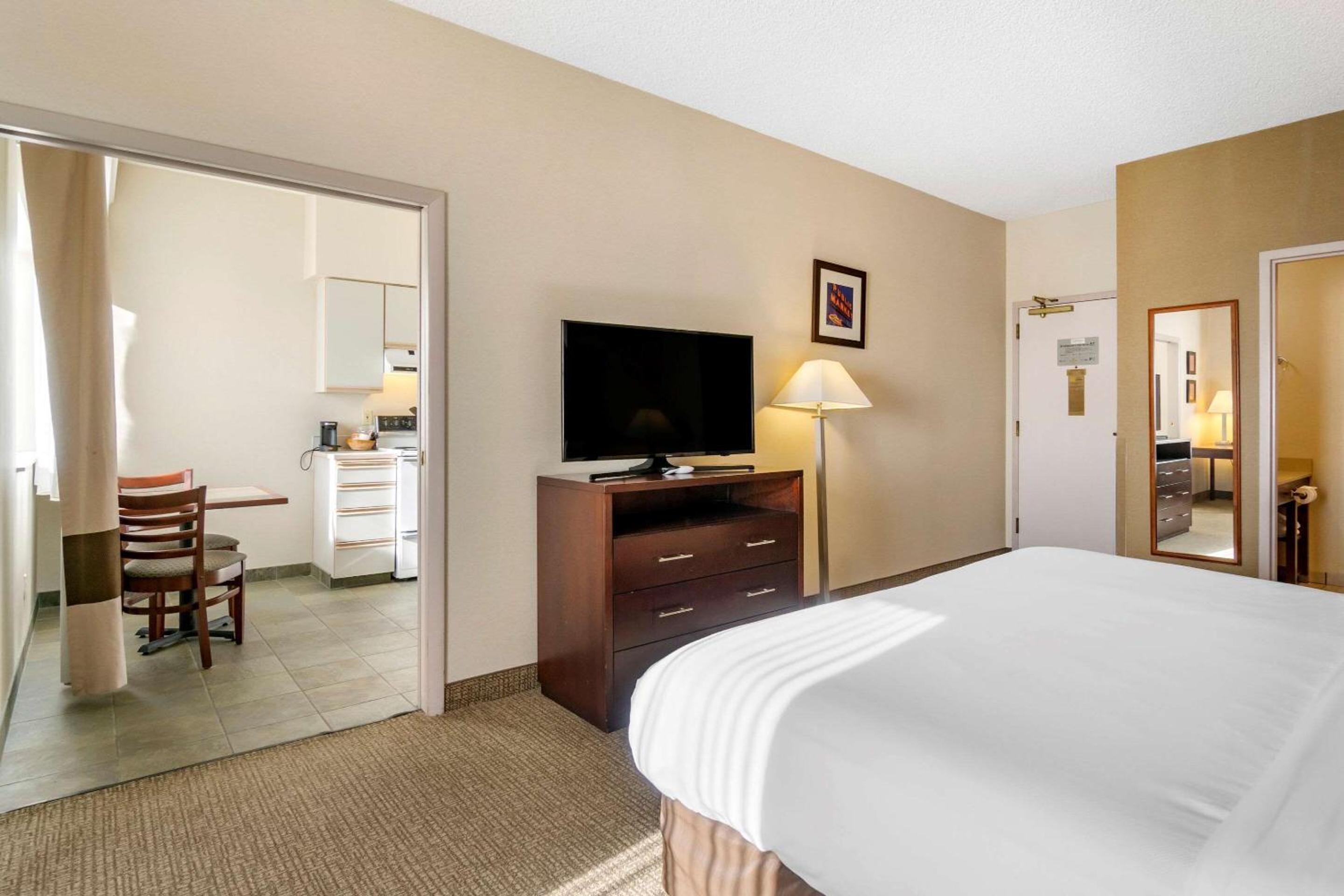 King Suite - Non-Smoking - Photo 2