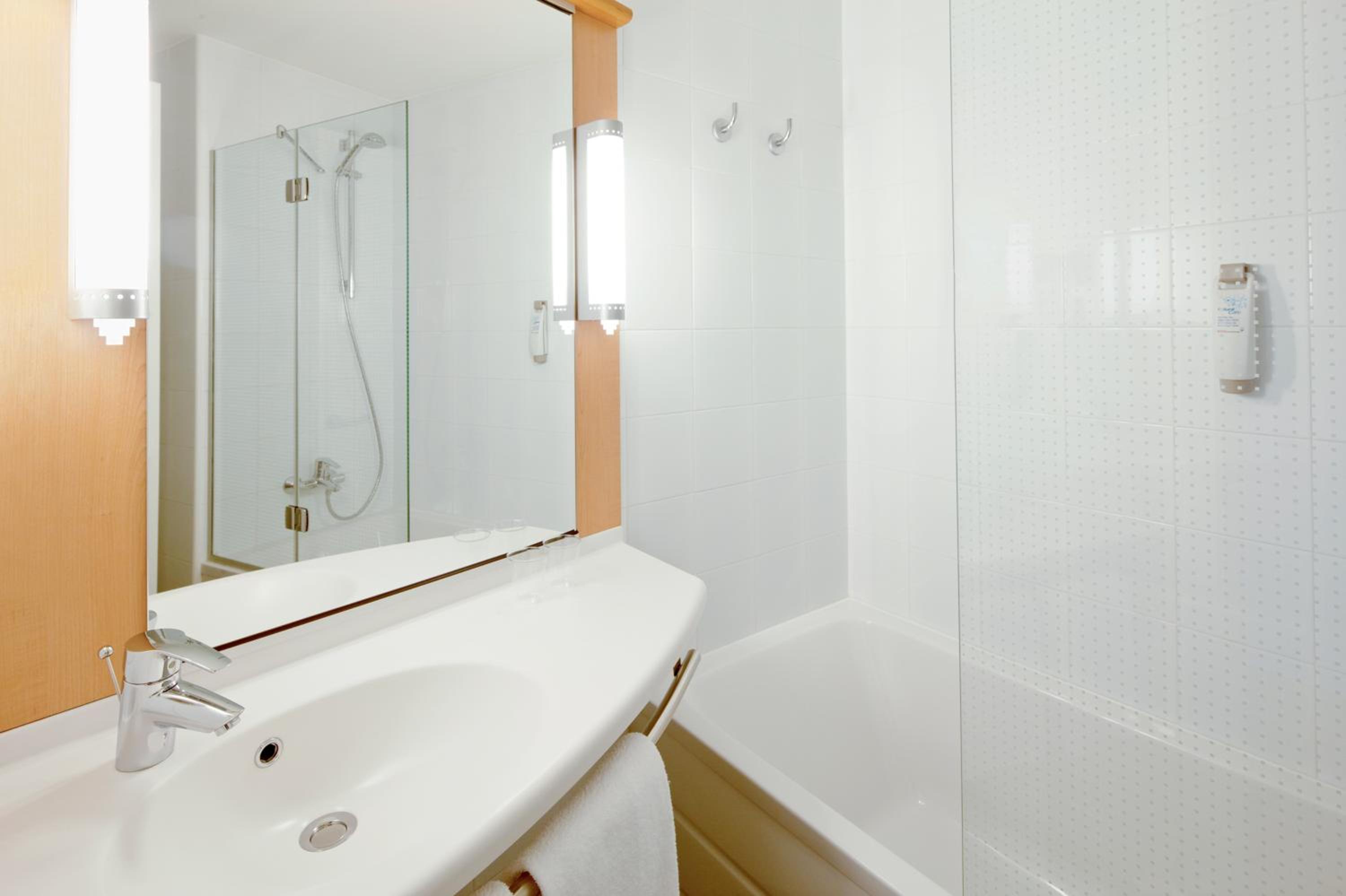 Standard Double Room - Photo 7