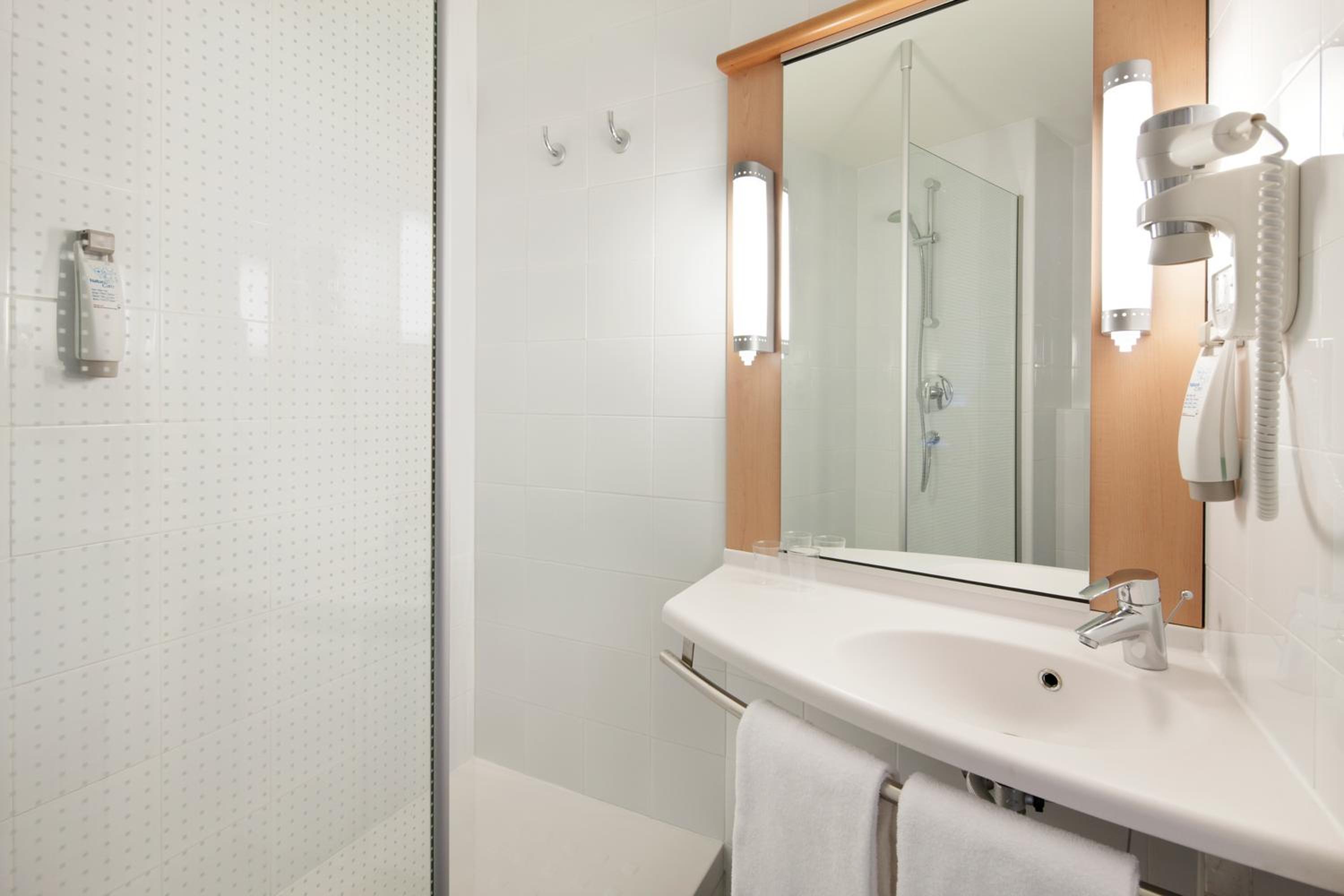 Standard Double Room - Photo 6
