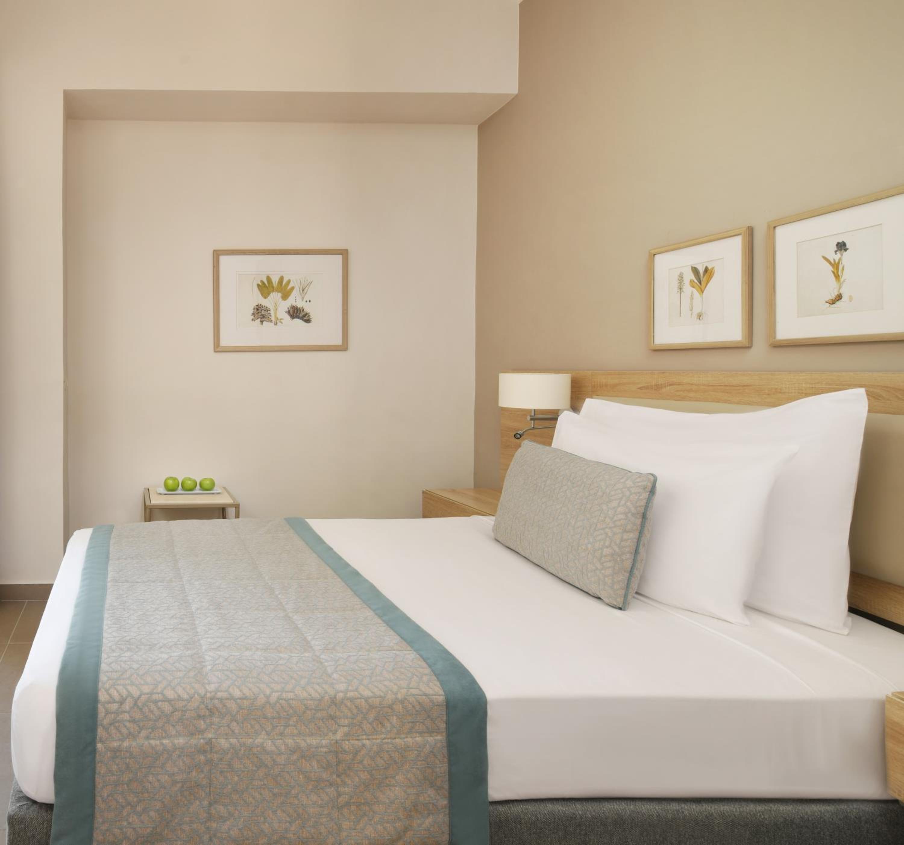 Deluxe Family, Queen Bed, Garden View