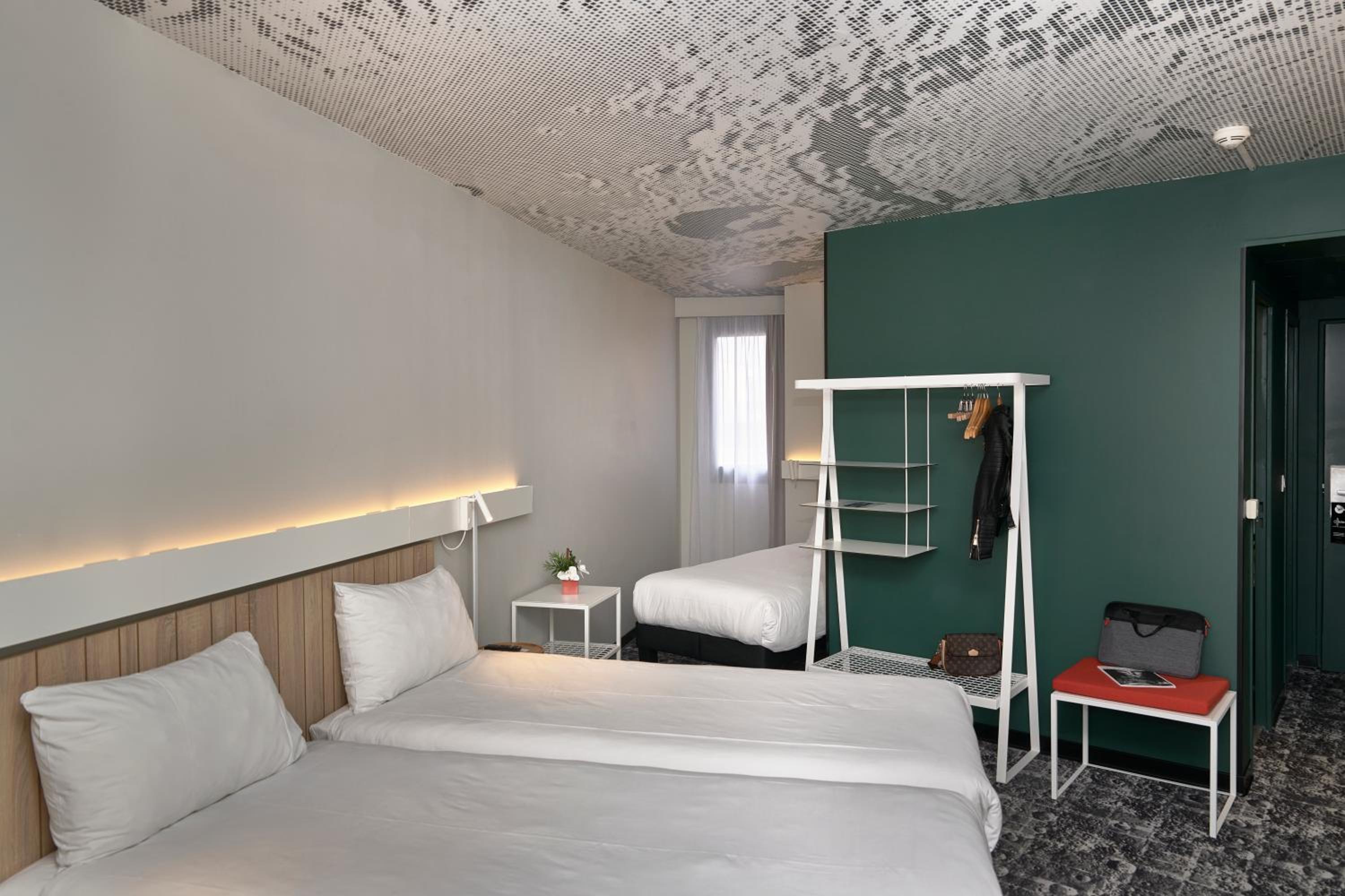 Standard Room with One Double Bed and One Single Bed - Photo 6