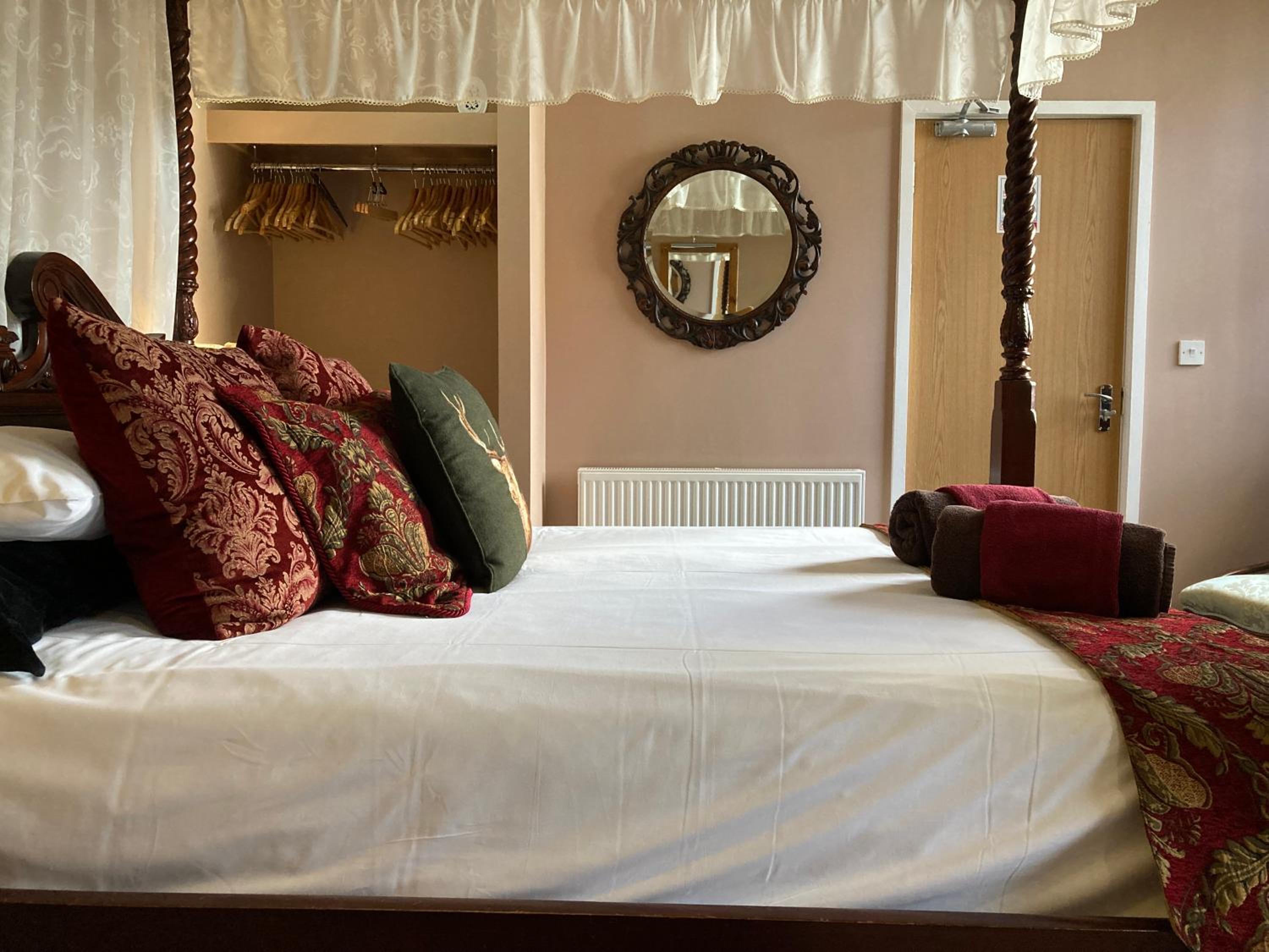 Deluxe Room with Four-Poster Bed - Photo 2
