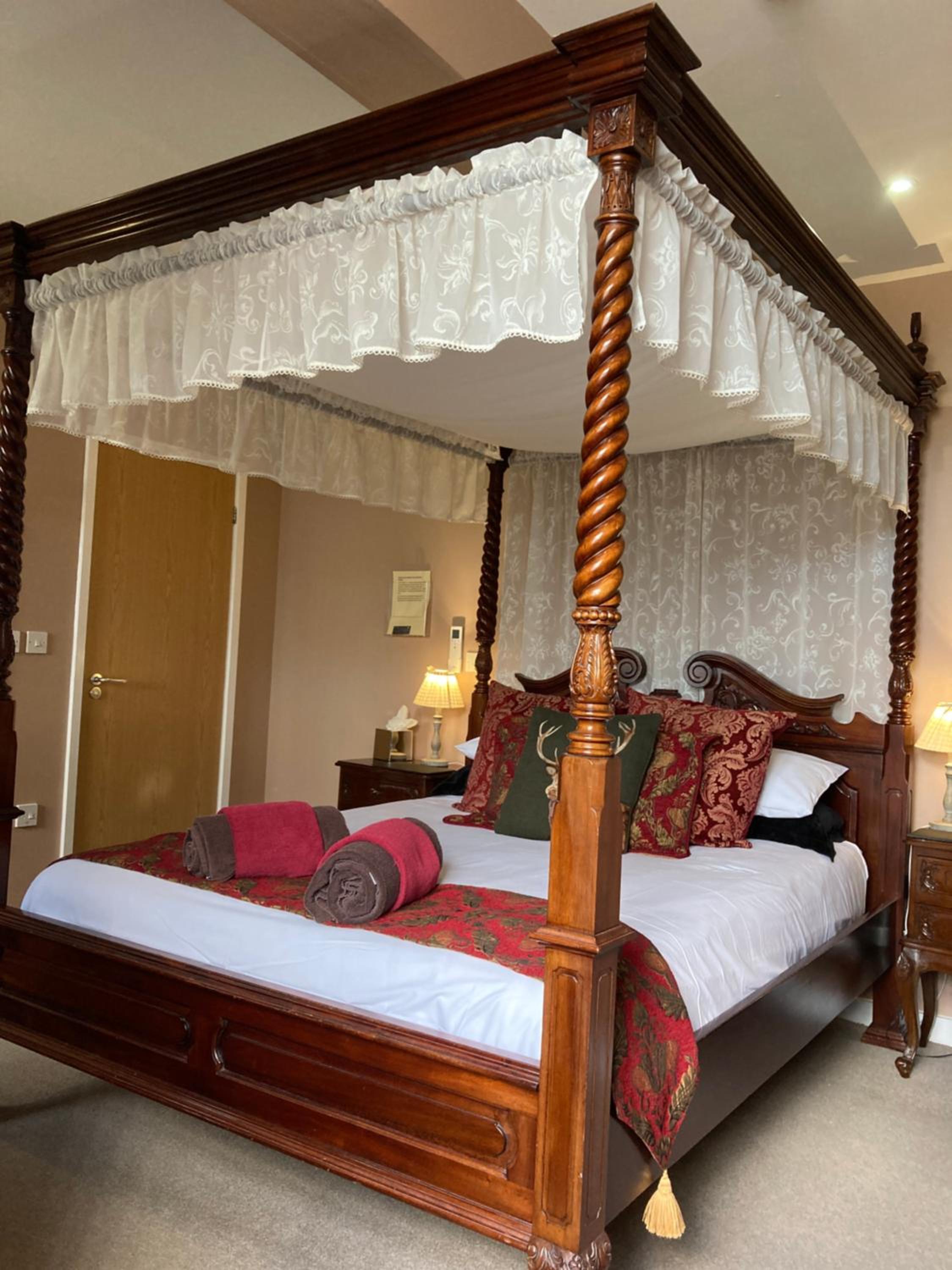 Deluxe Room with Four-Poster Bed - Photo 5