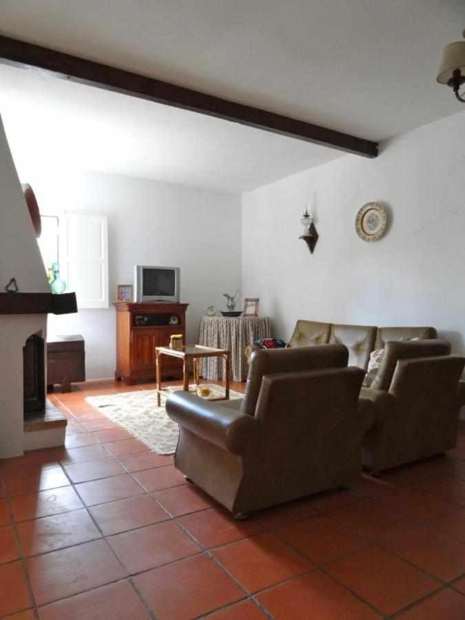 Five-Bedroom House photo 1