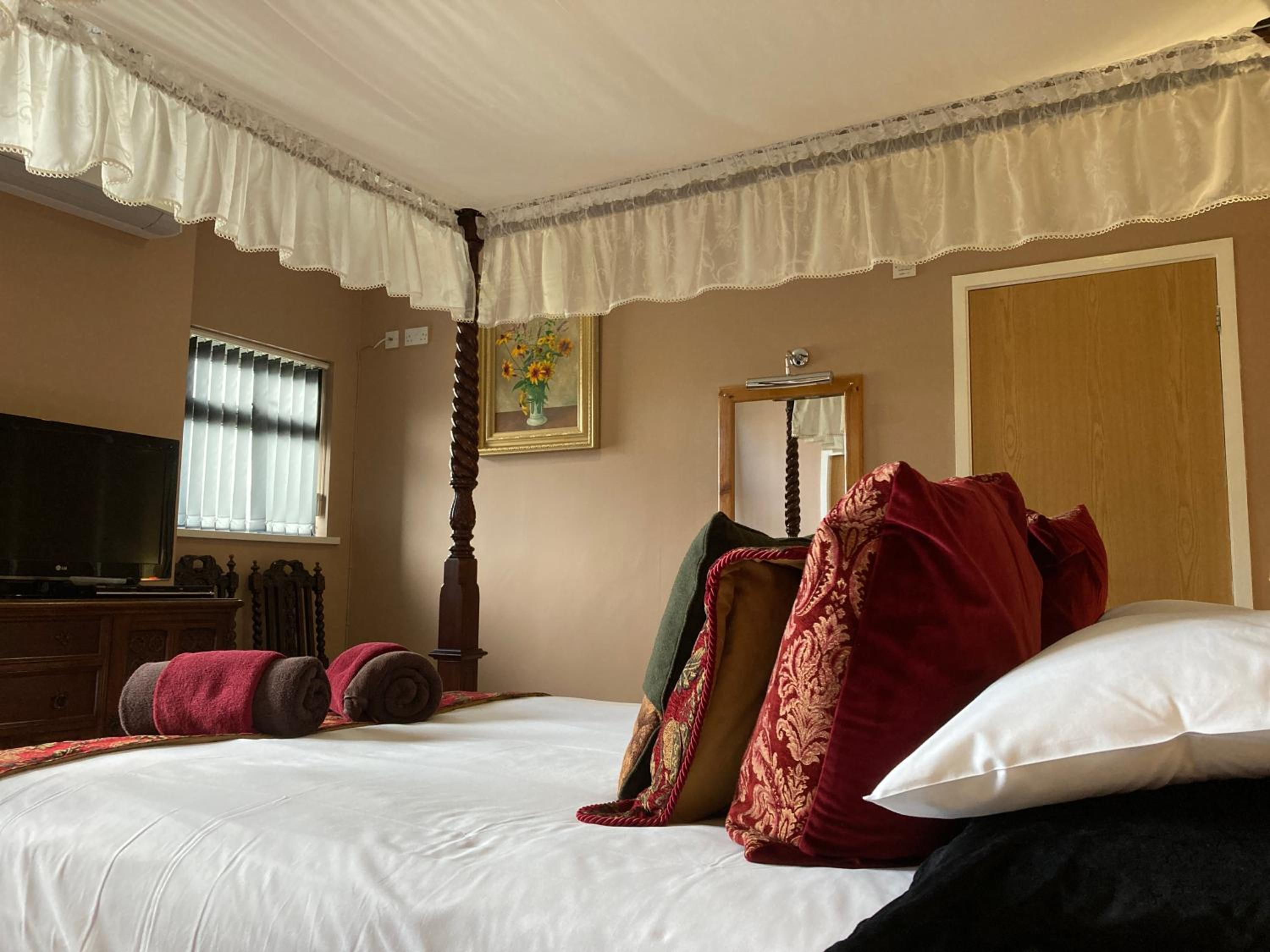 Deluxe Room with Four-Poster Bed - Photo 4
