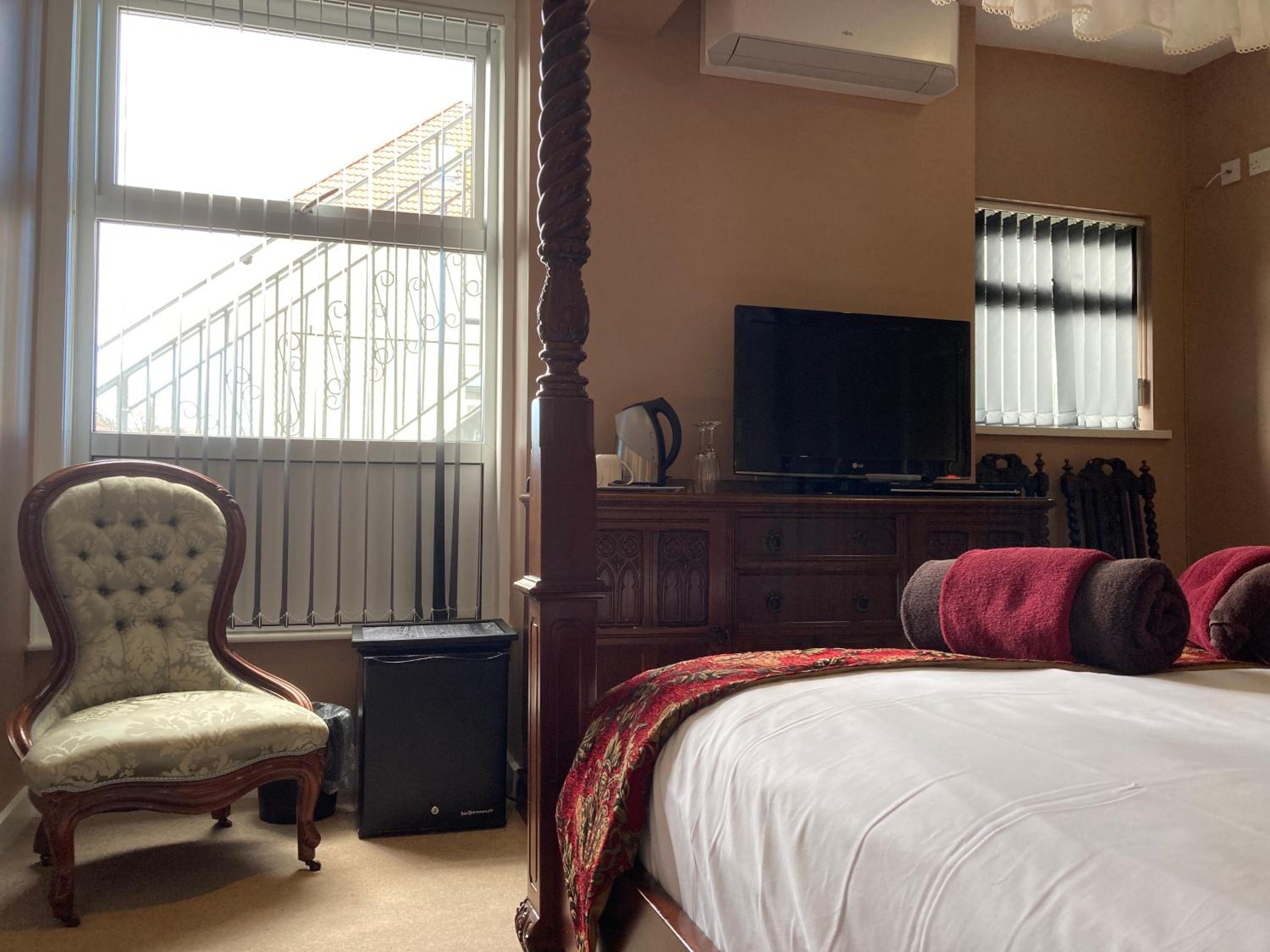 Deluxe Room with Four-Poster Bed - Photo 7