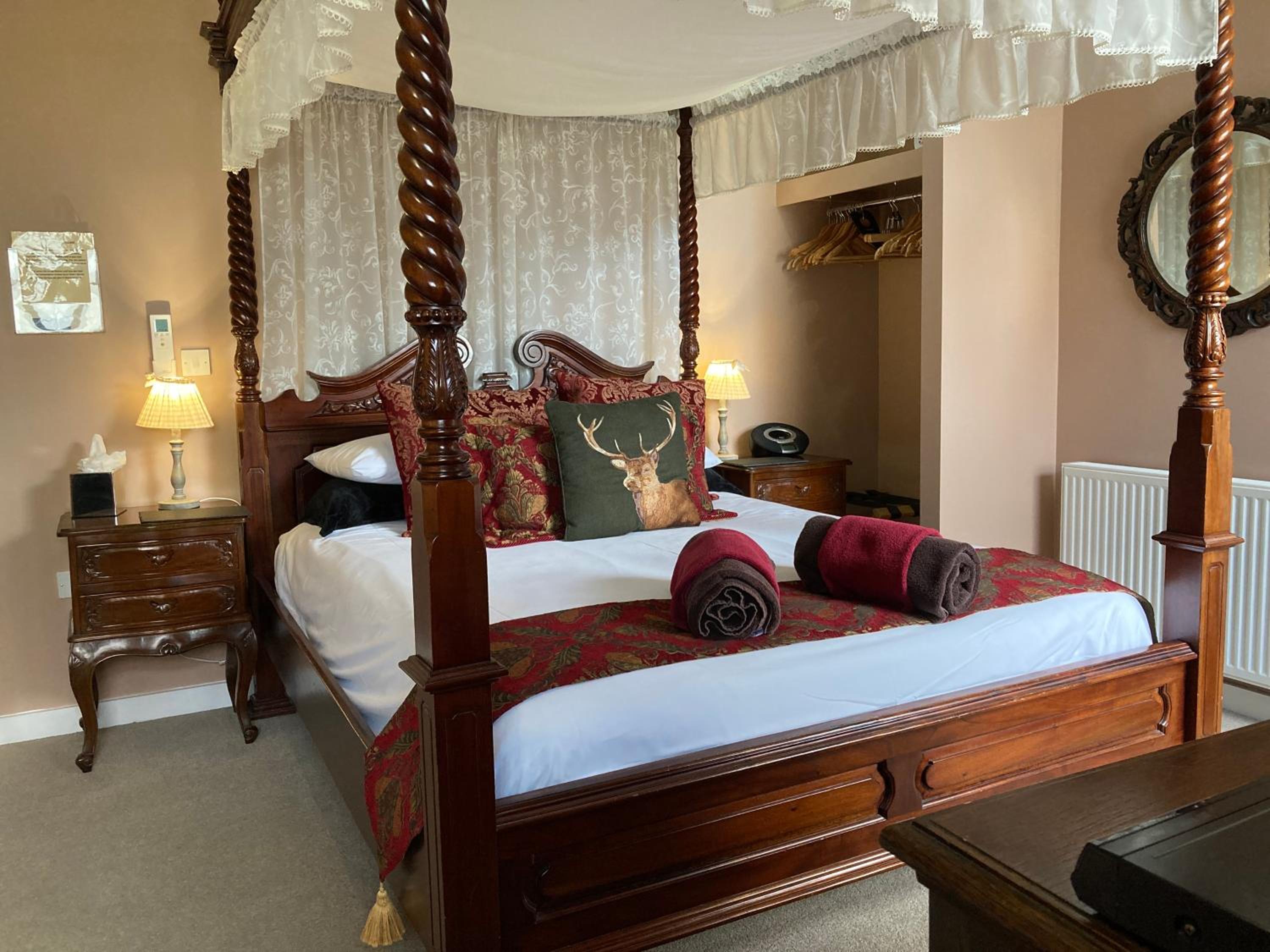 Deluxe Room with Four-Poster Bed - Photo 3