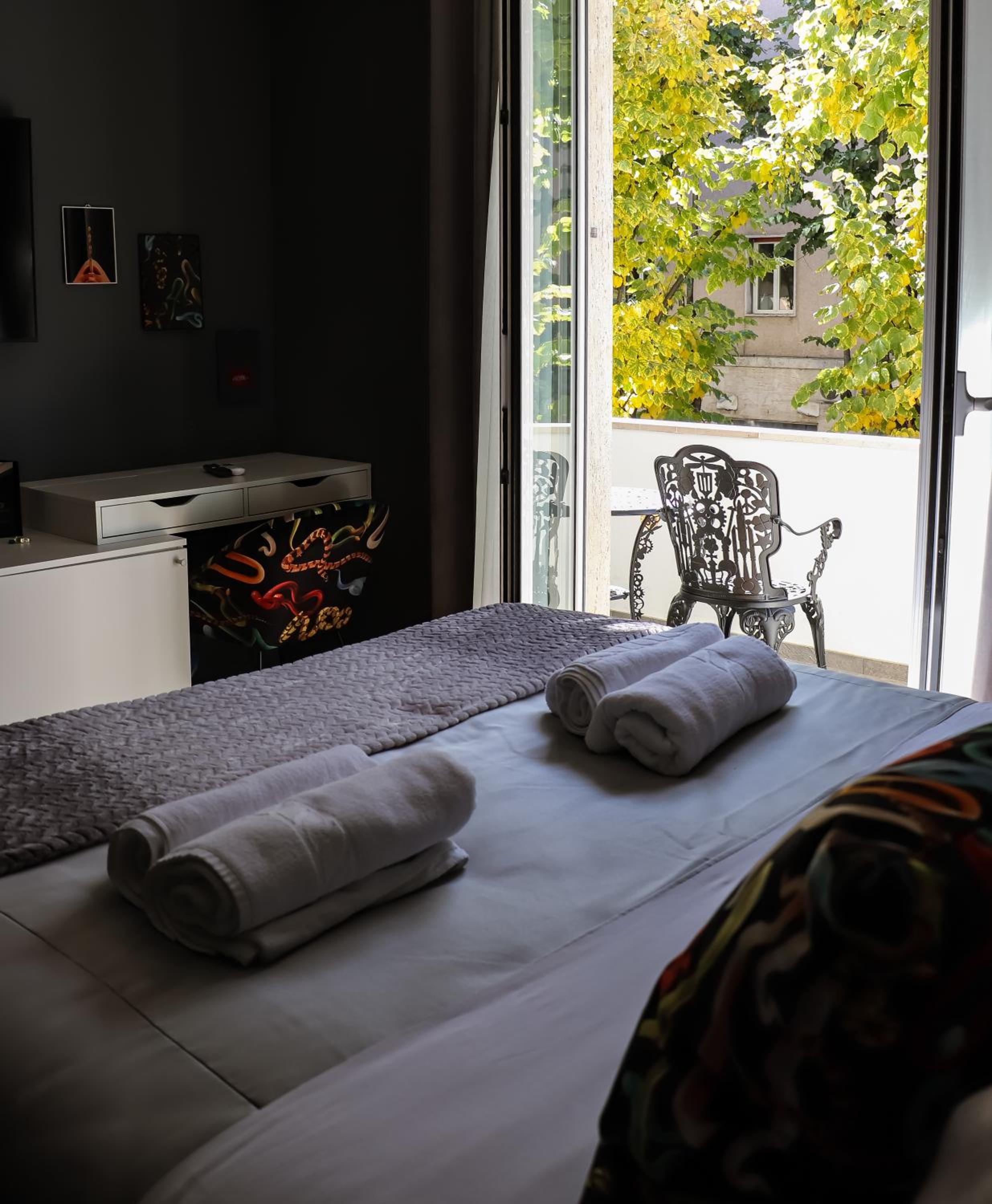 Double Room with Balcony - Photo 4