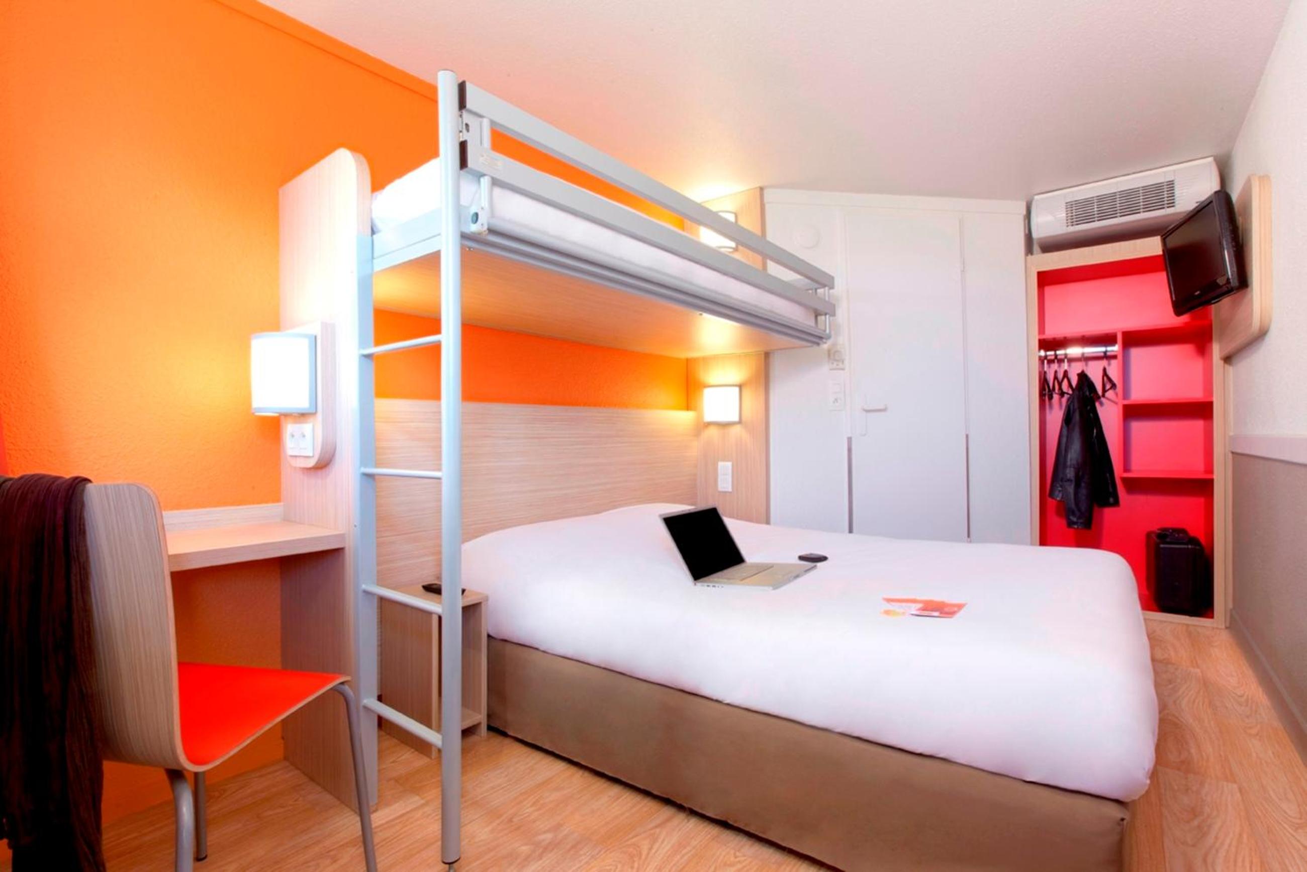 Triple Room (1 Double Bed + 1 Single Bed) - Photo 1