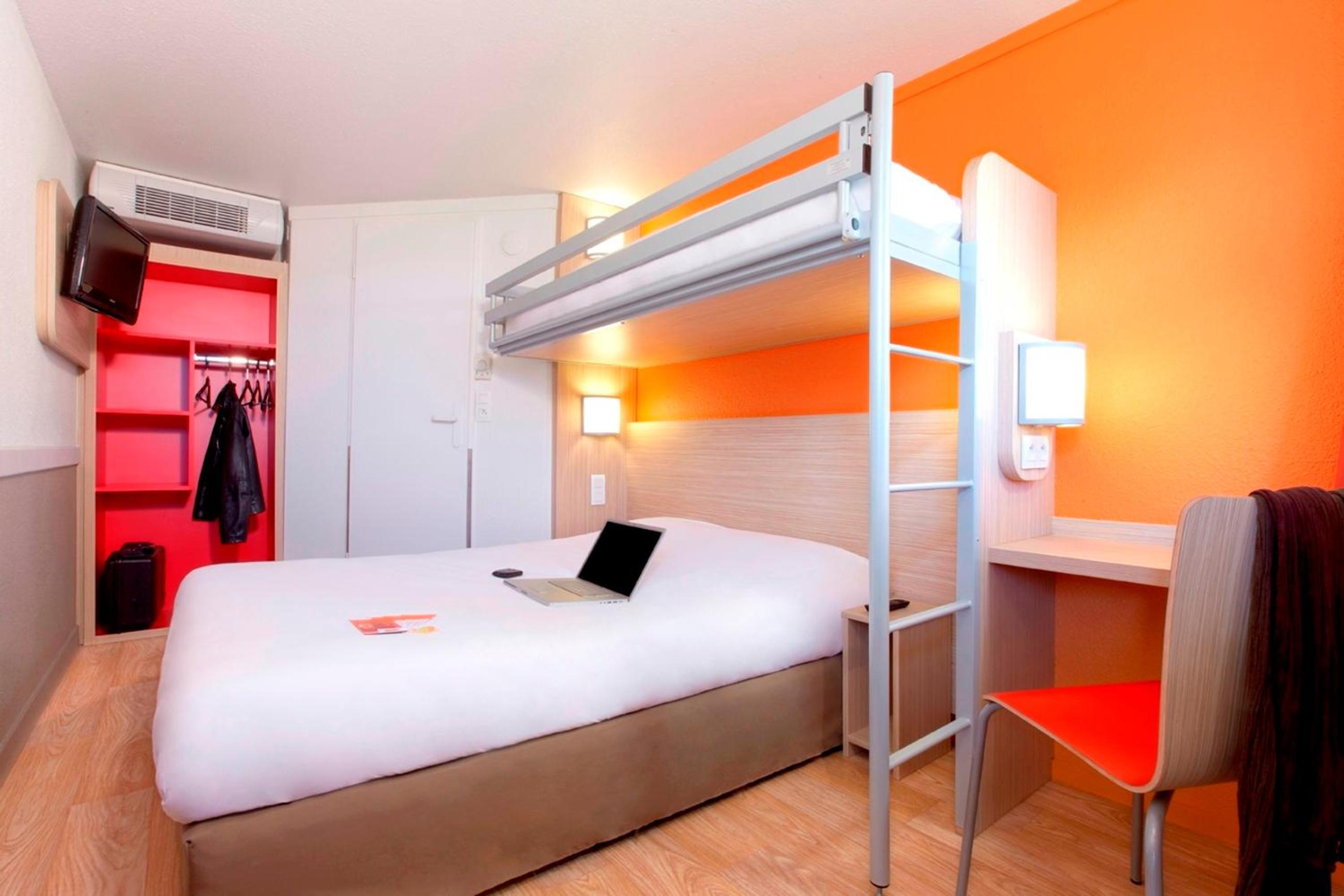 Triple Room (1 Double Bed + 1 Single Bed) - Photo 4