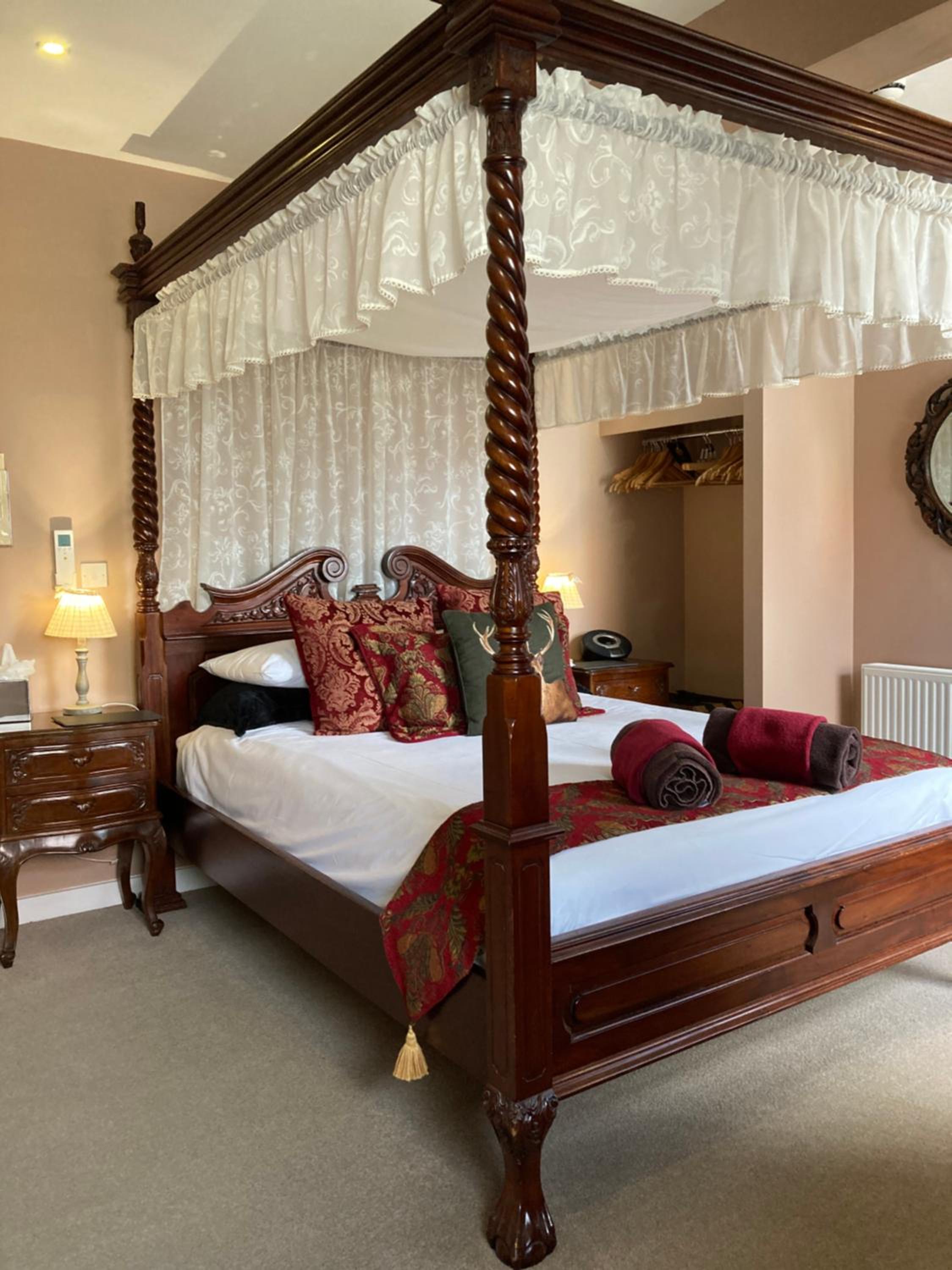 Deluxe Room with Four-Poster Bed - Photo 1