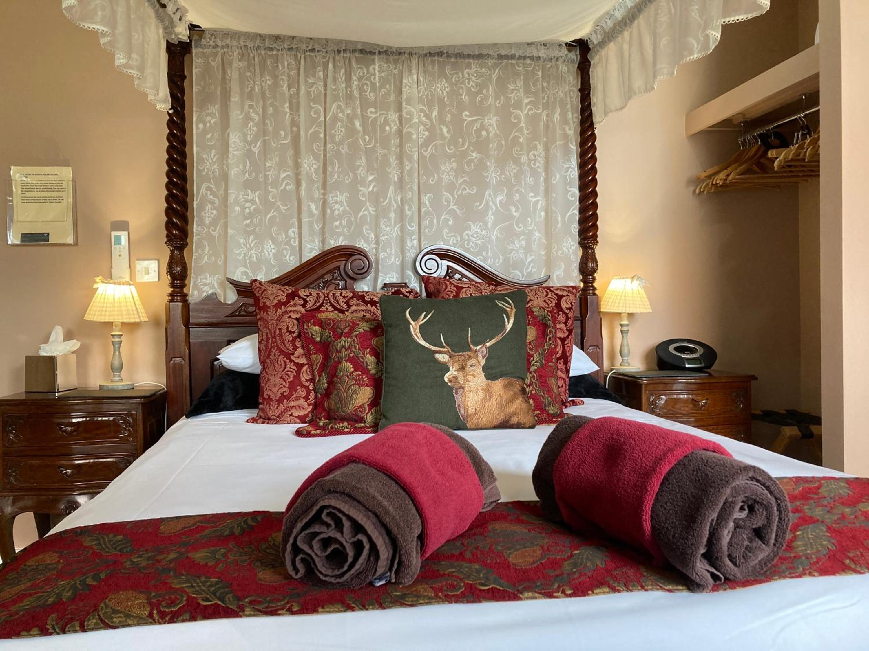 Deluxe Room with Four-Poster Bed - Photo 11