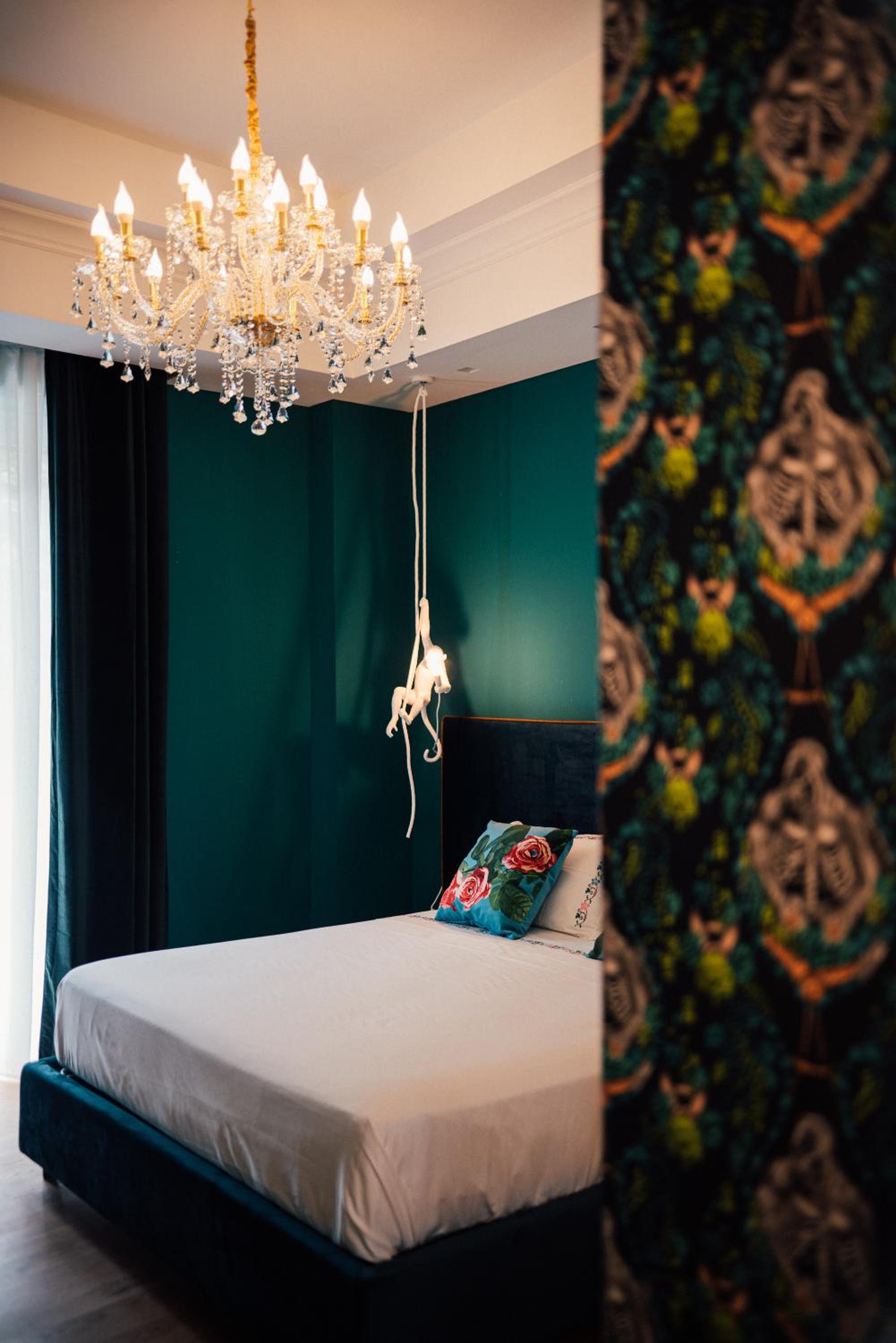 King Suite with Balcony - Photo 10