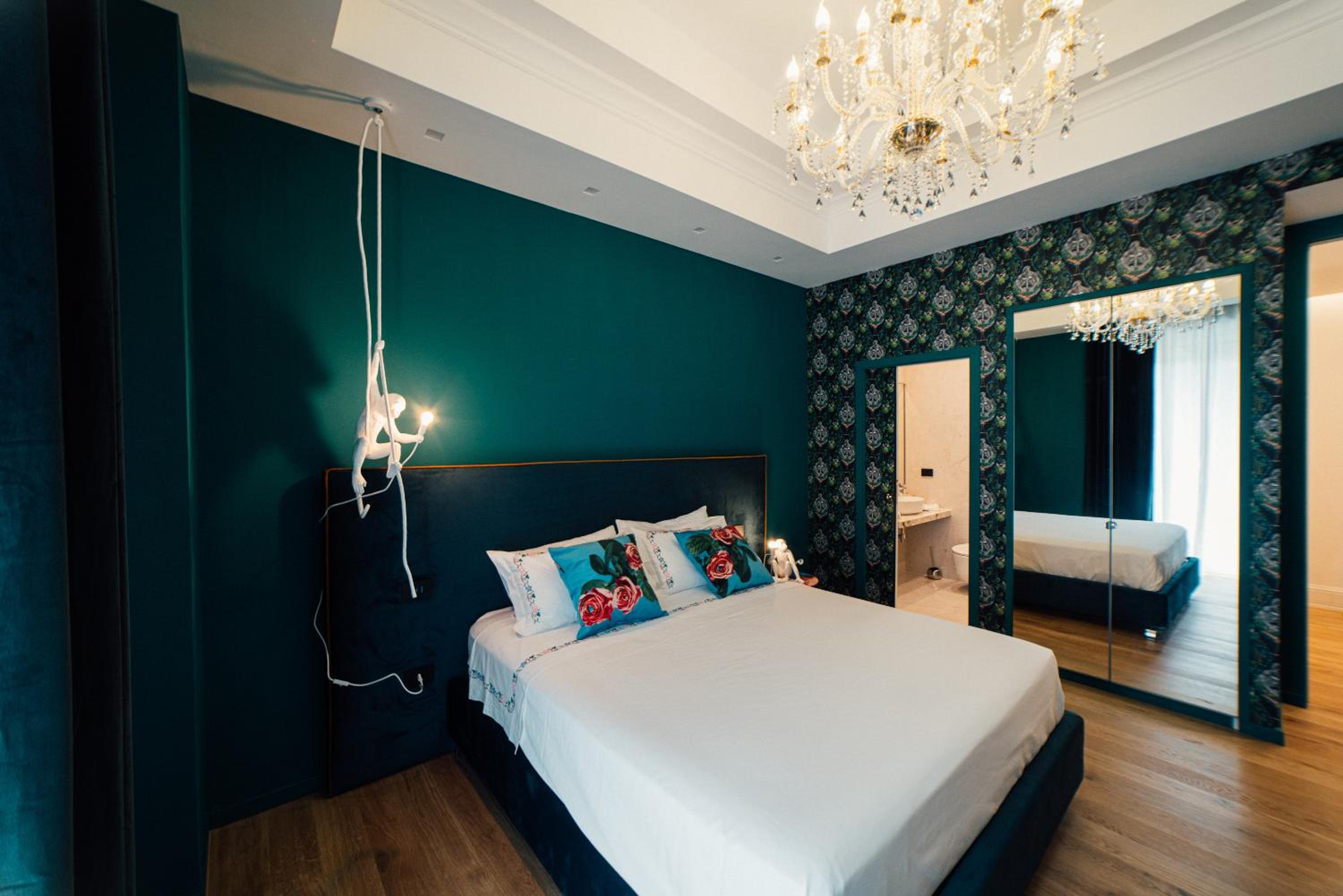 King Suite with Balcony - Photo 17