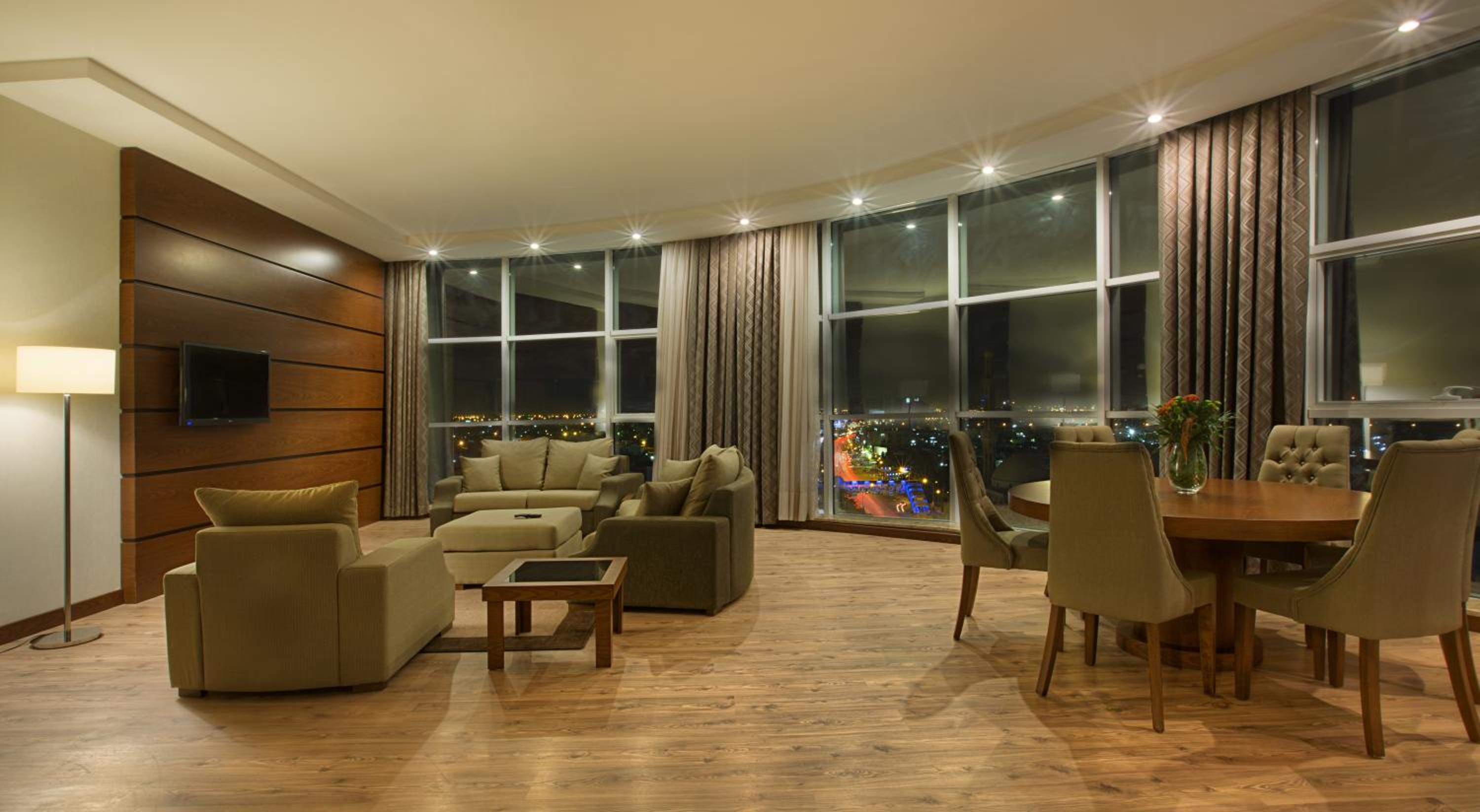 Deluxe Suite - Photo 2