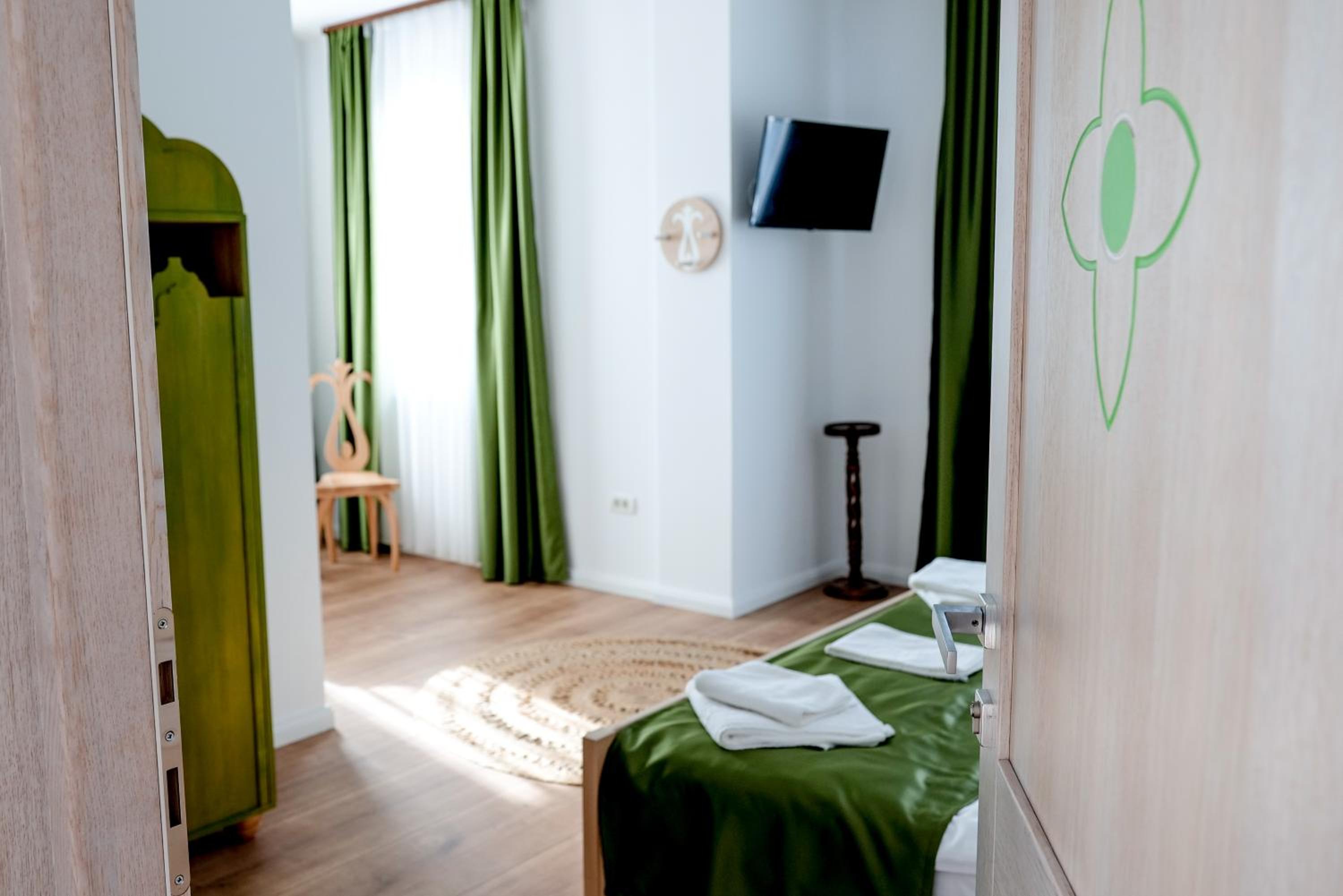 Queen Room with Garden View - Photo 6