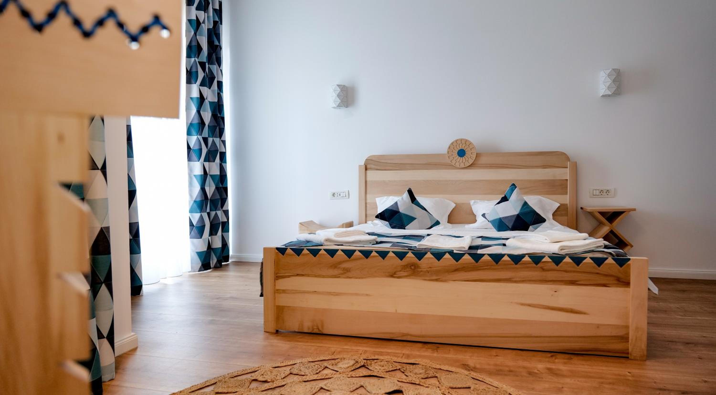 King Room with Balcony - Photo 4