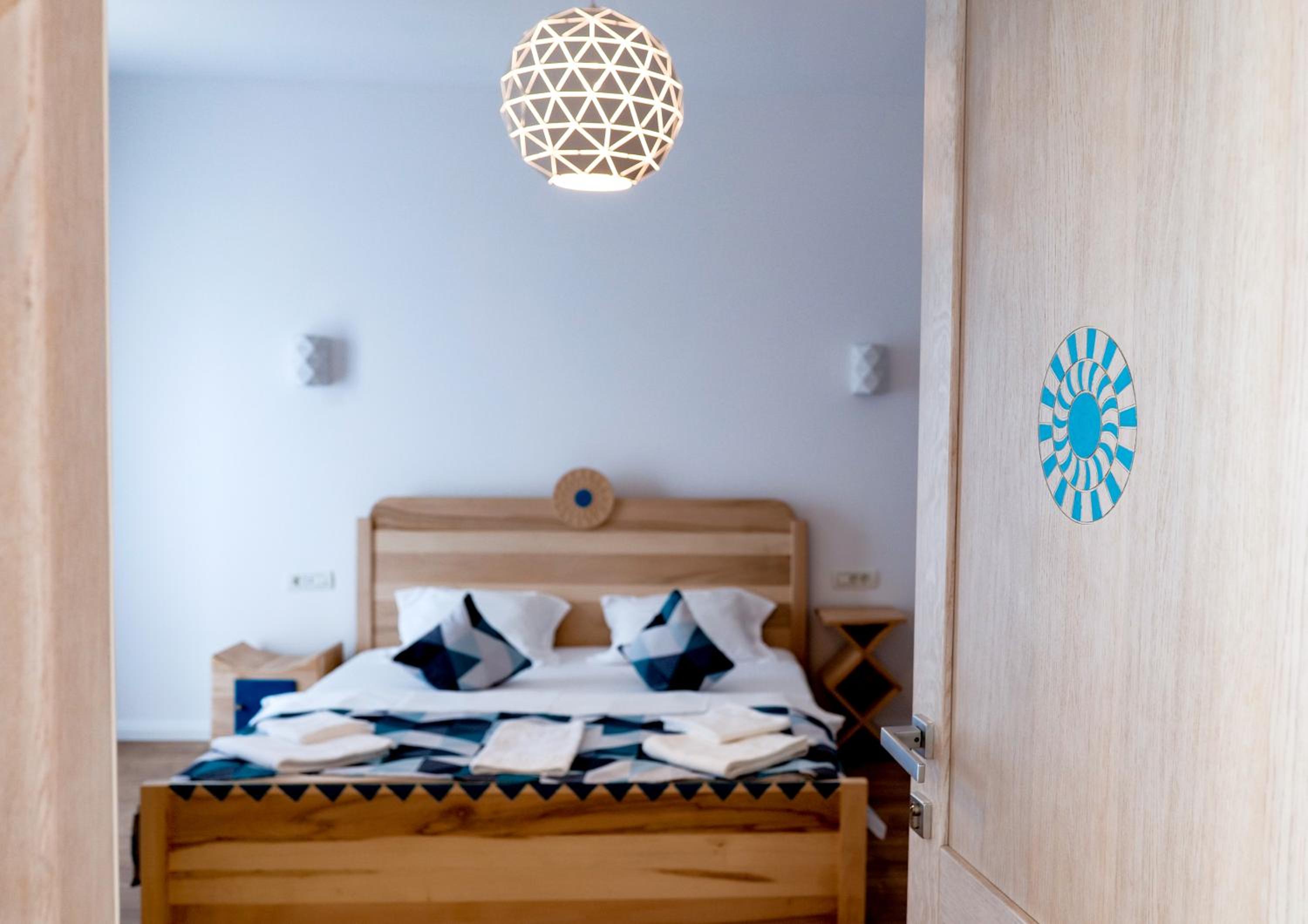 King Room with Balcony - Photo 5