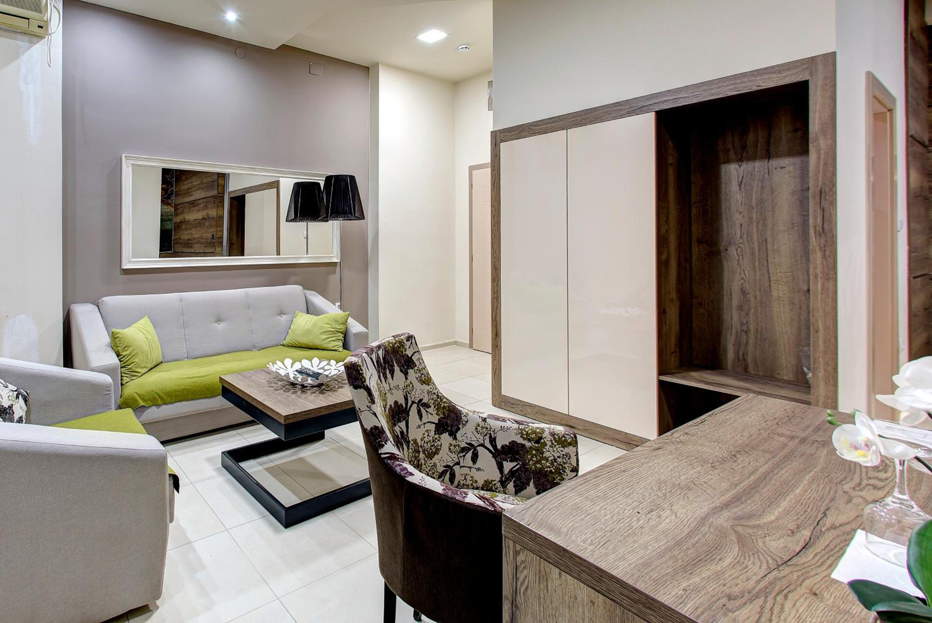 One-Bedroom Suite - Photo 2