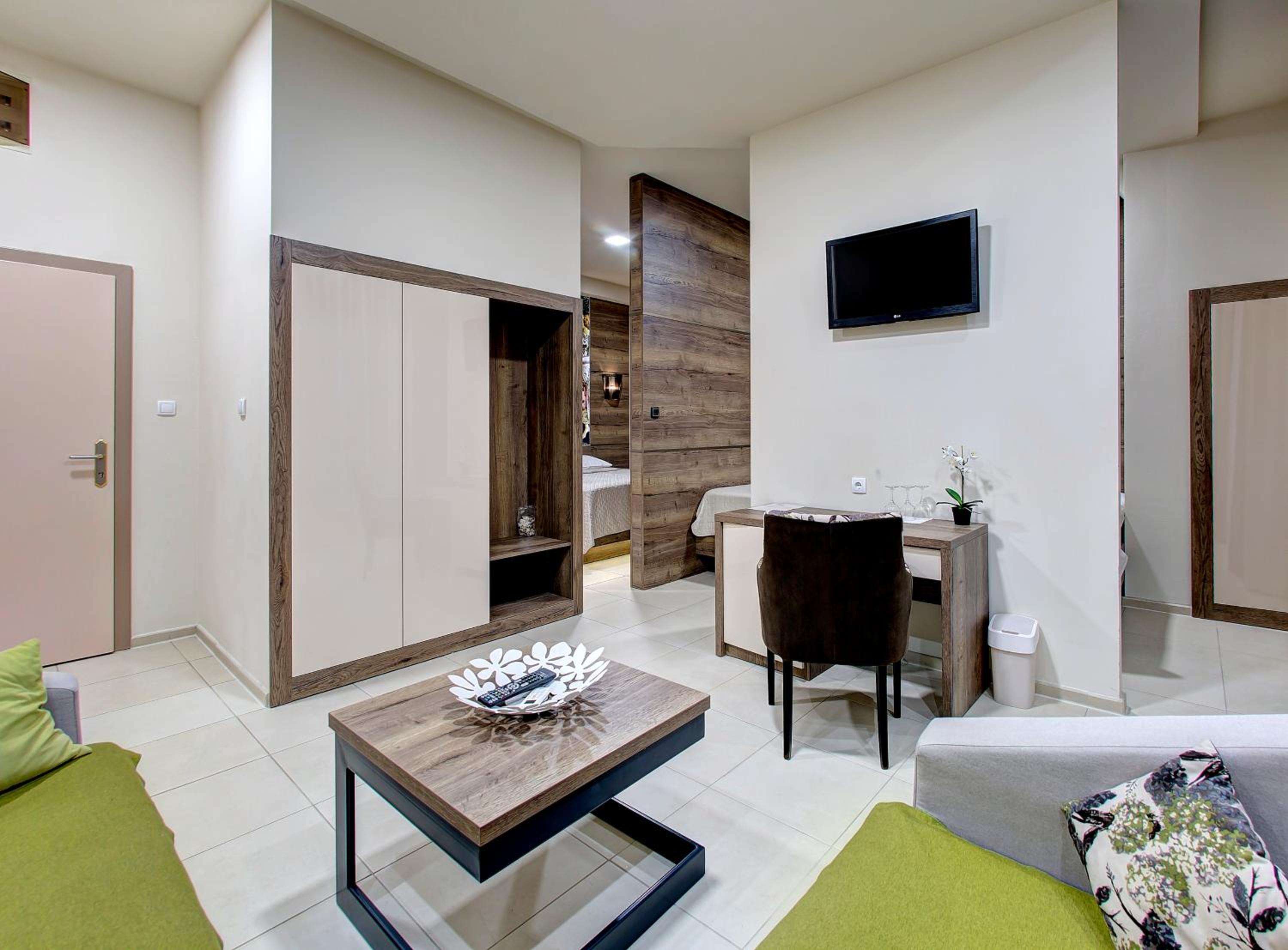 One-Bedroom Suite - Photo 4