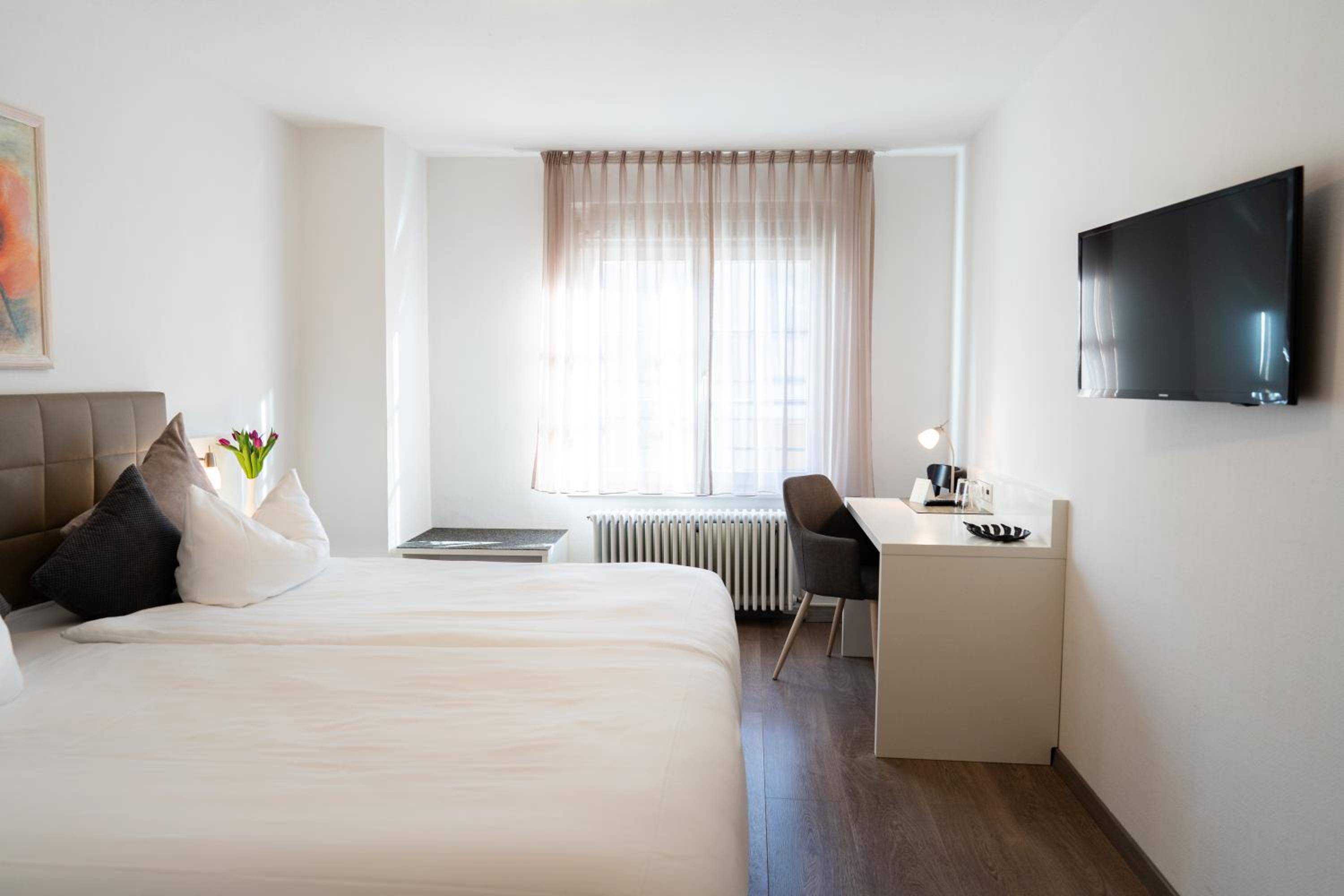 Double Room with Private Bathroom - Photo 4