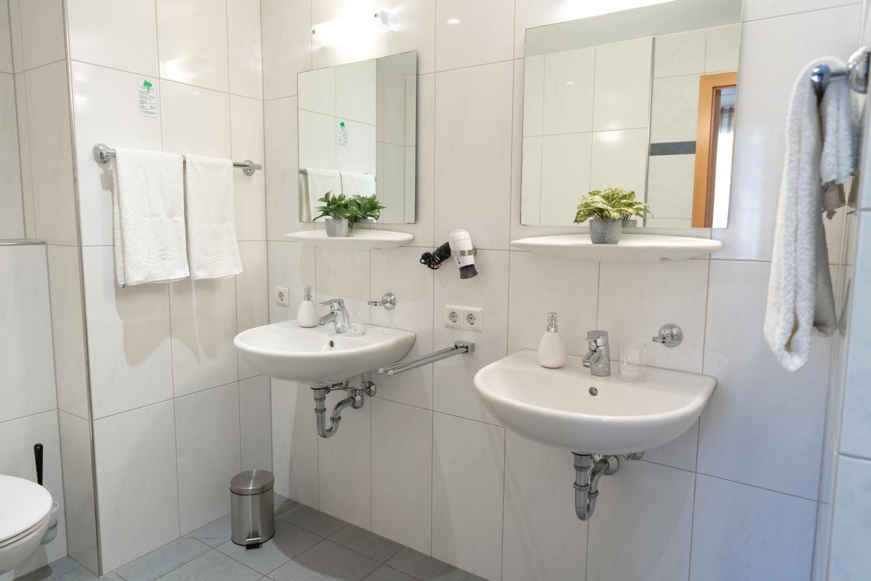 Double Room with Private Bathroom - Photo 2