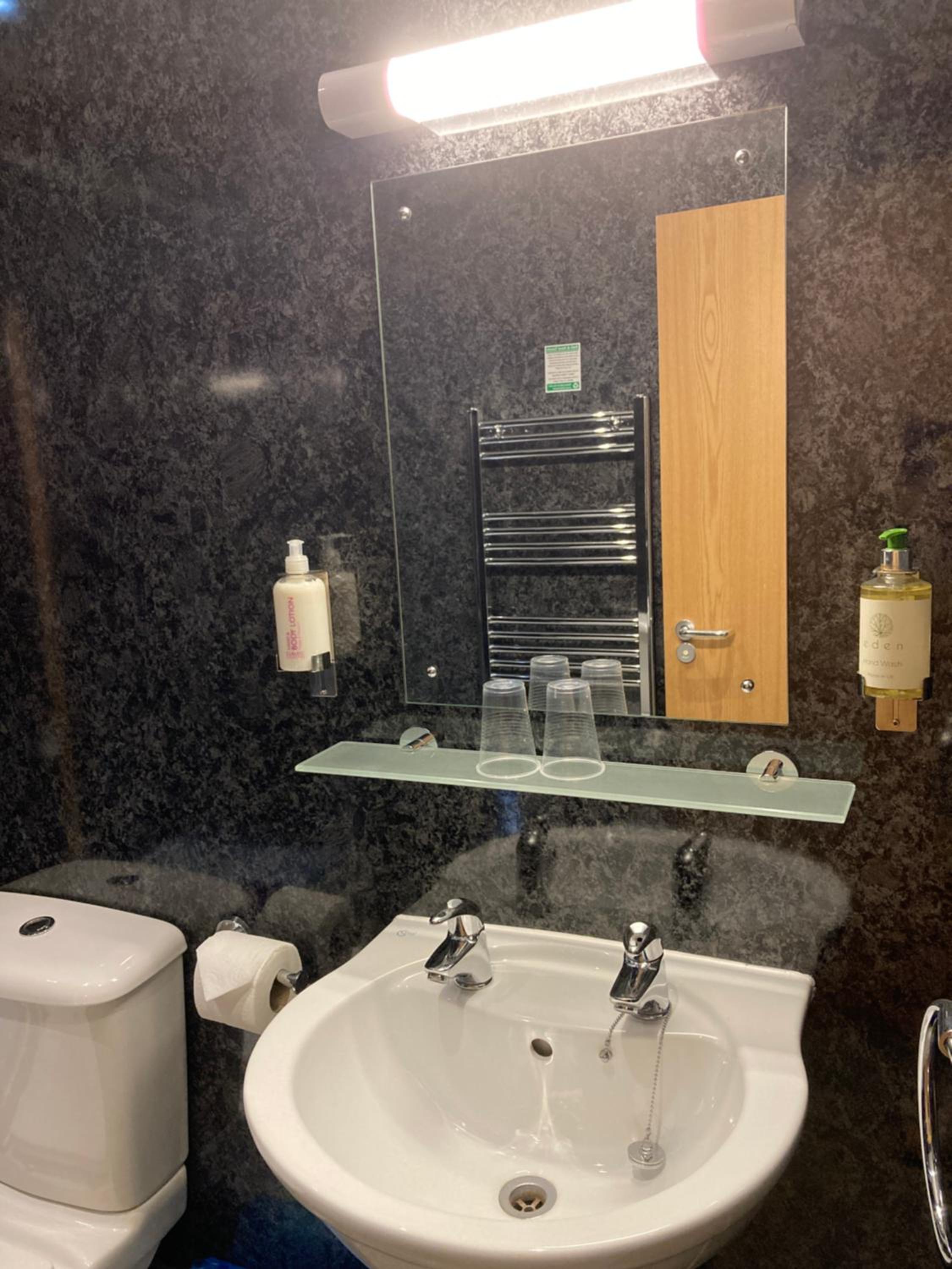 Deluxe Double Room - Photo 14