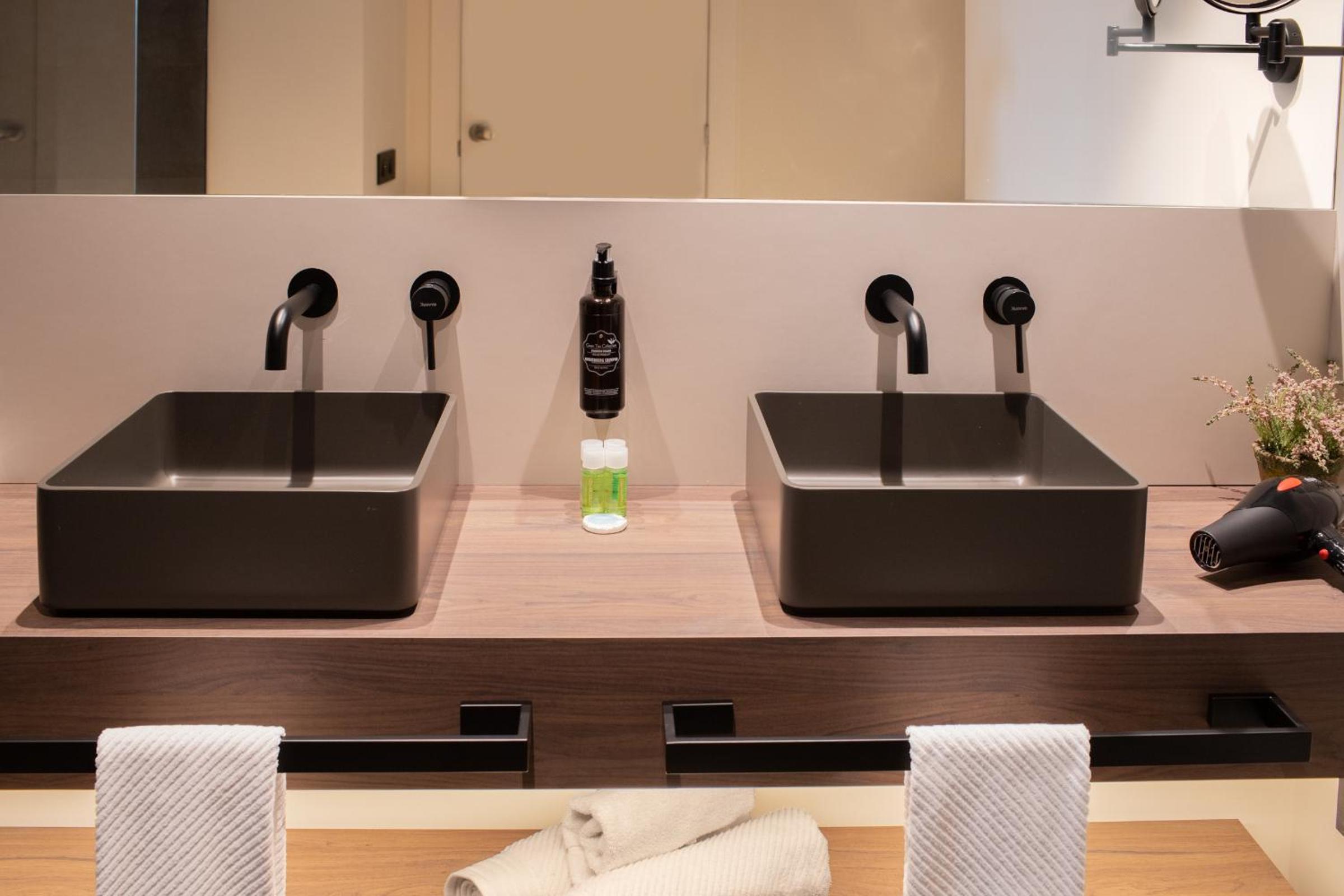 Deluxe Double or Twin Room - Photo 8