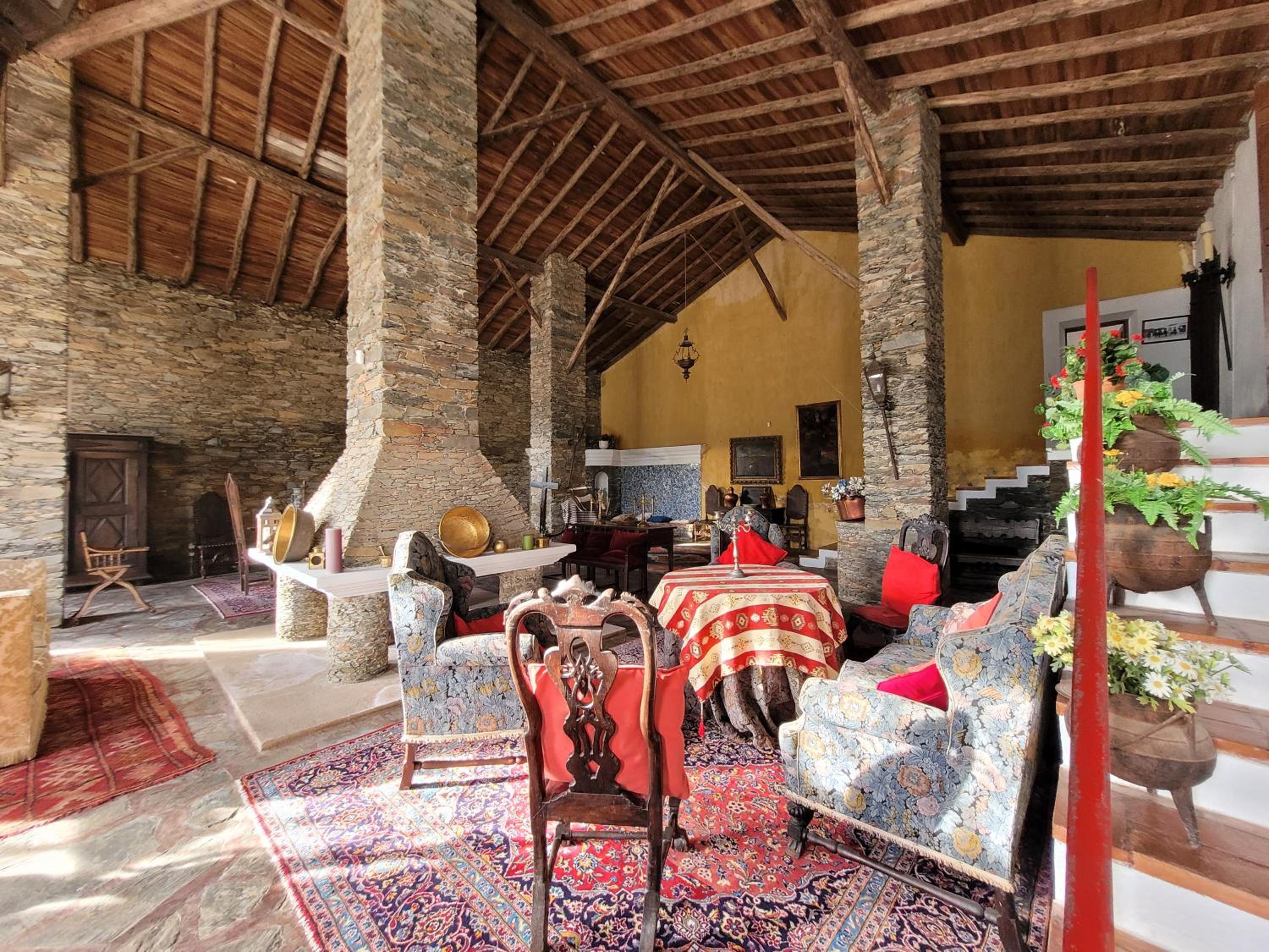 Seven-Bedroom House photo 1