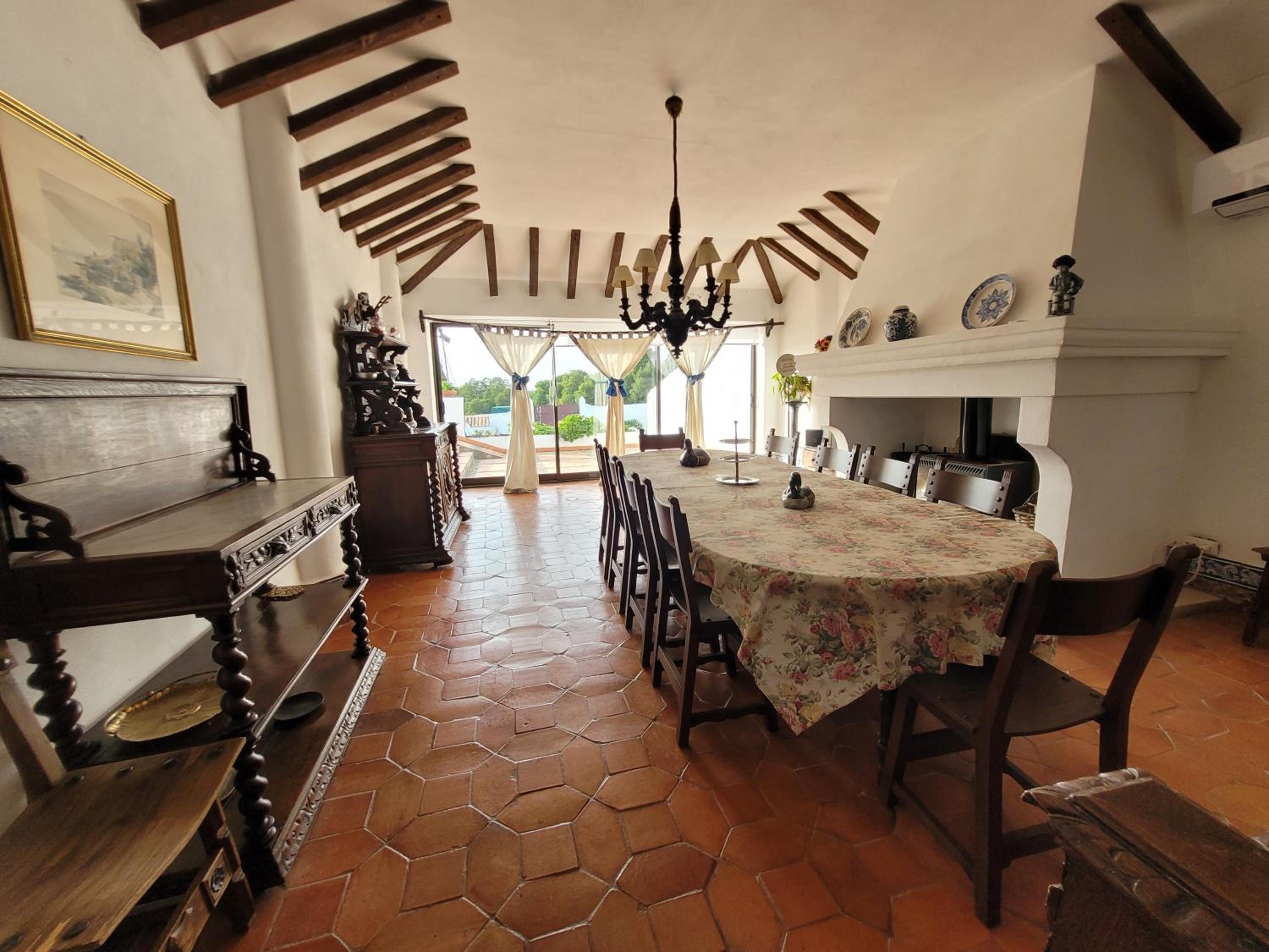 Seven-Bedroom House photo 2