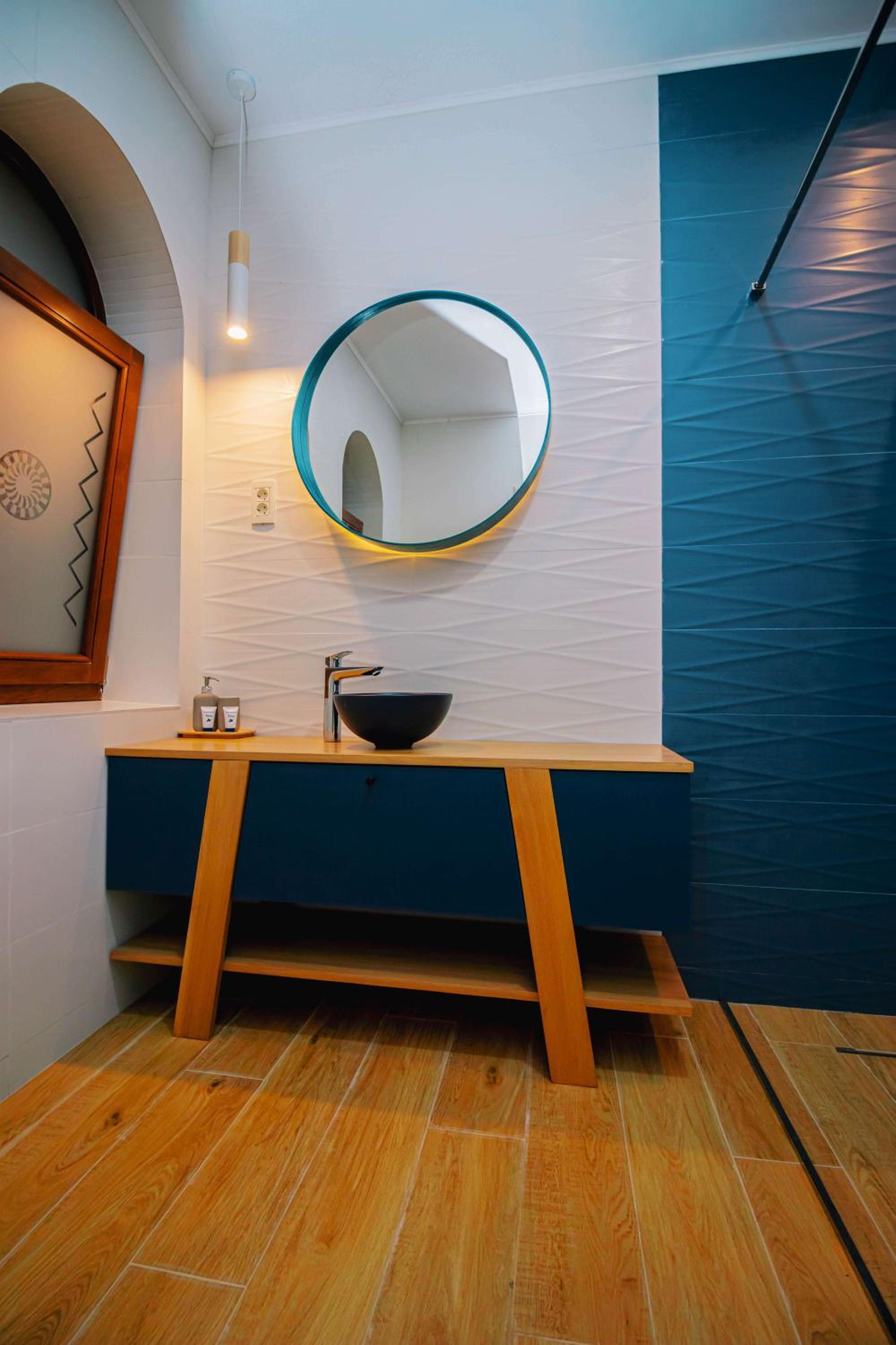 King Room with Balcony - Photo 7