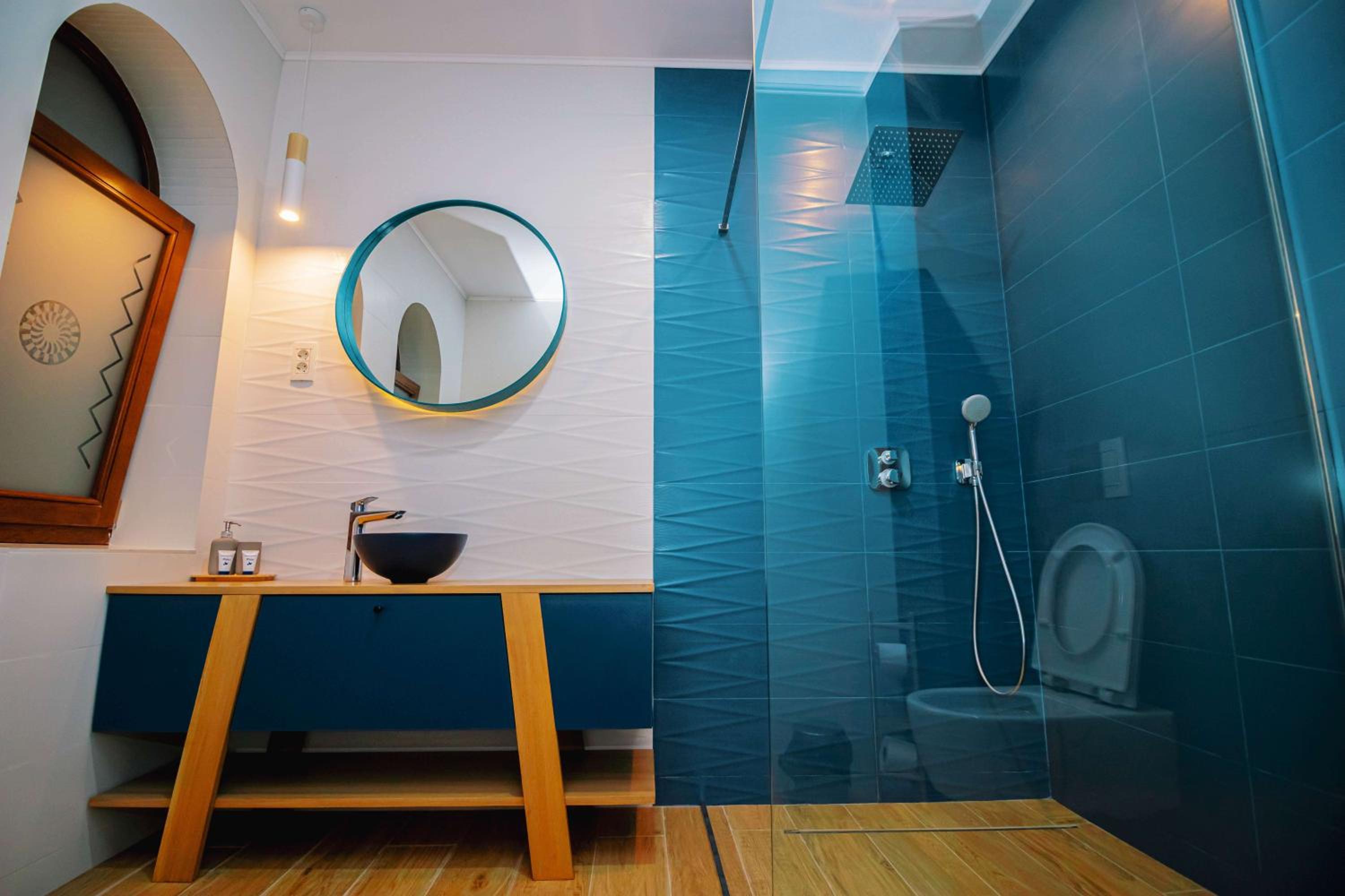 King Room with Balcony - Photo 6