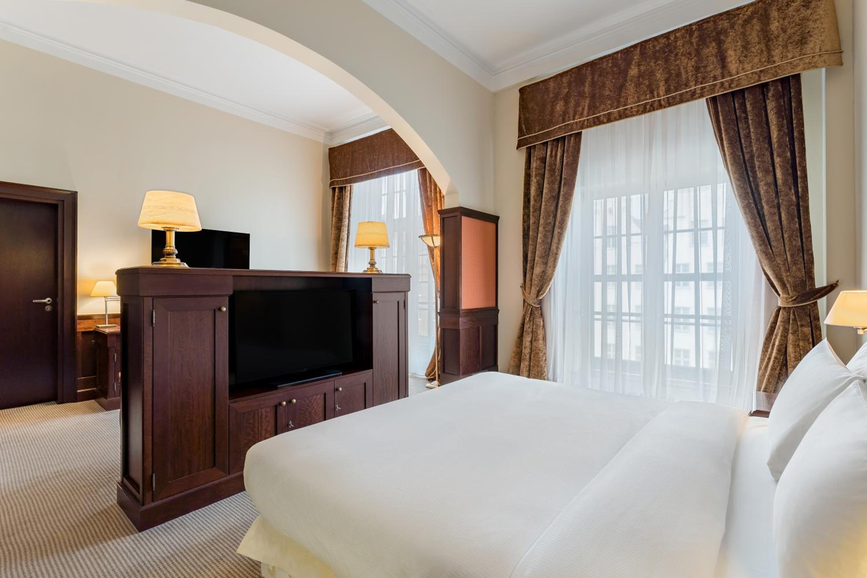 Junior Suite with Old Town View - Photo 4