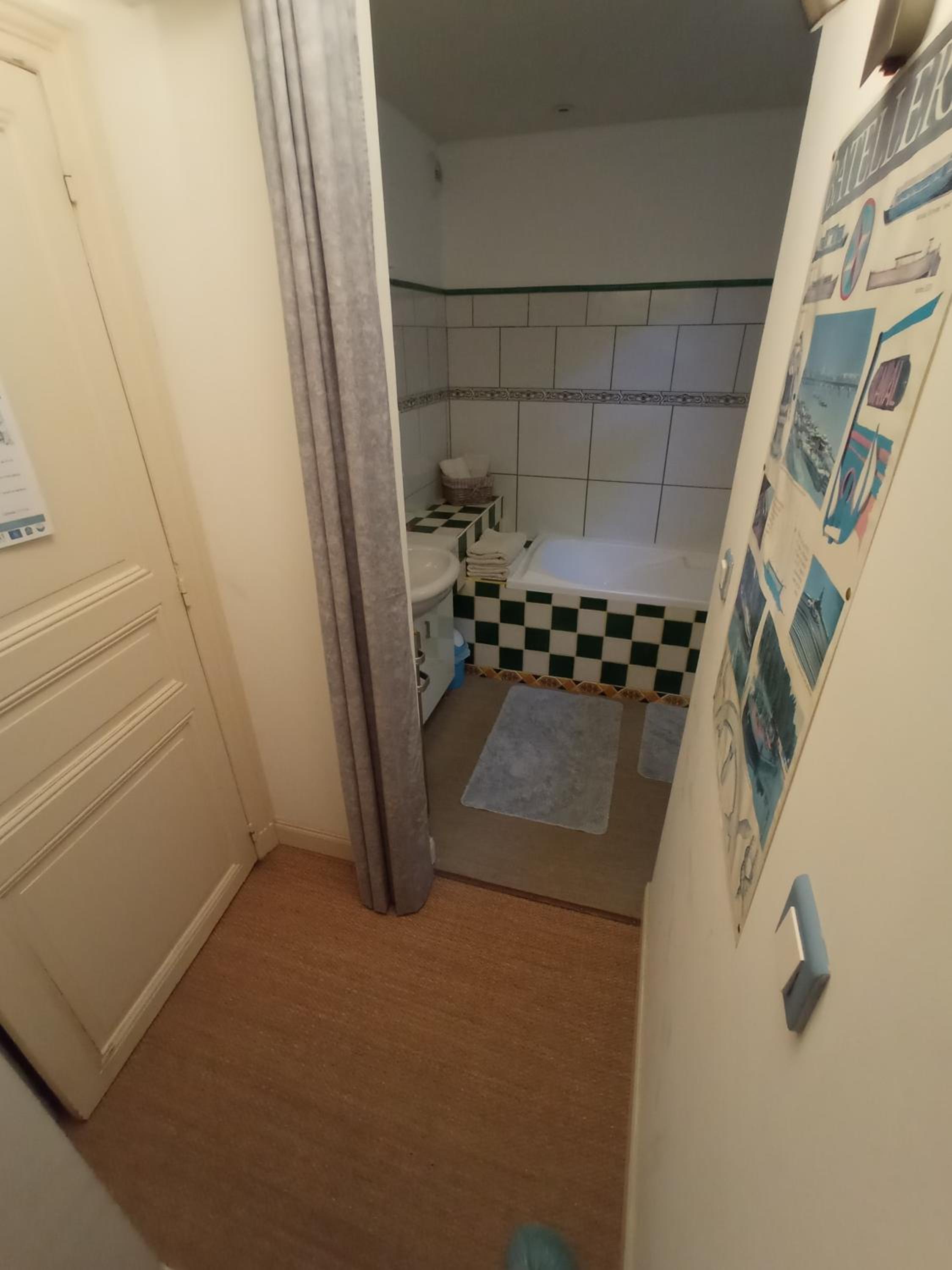 Twin Room with Private Bathroom photo 2