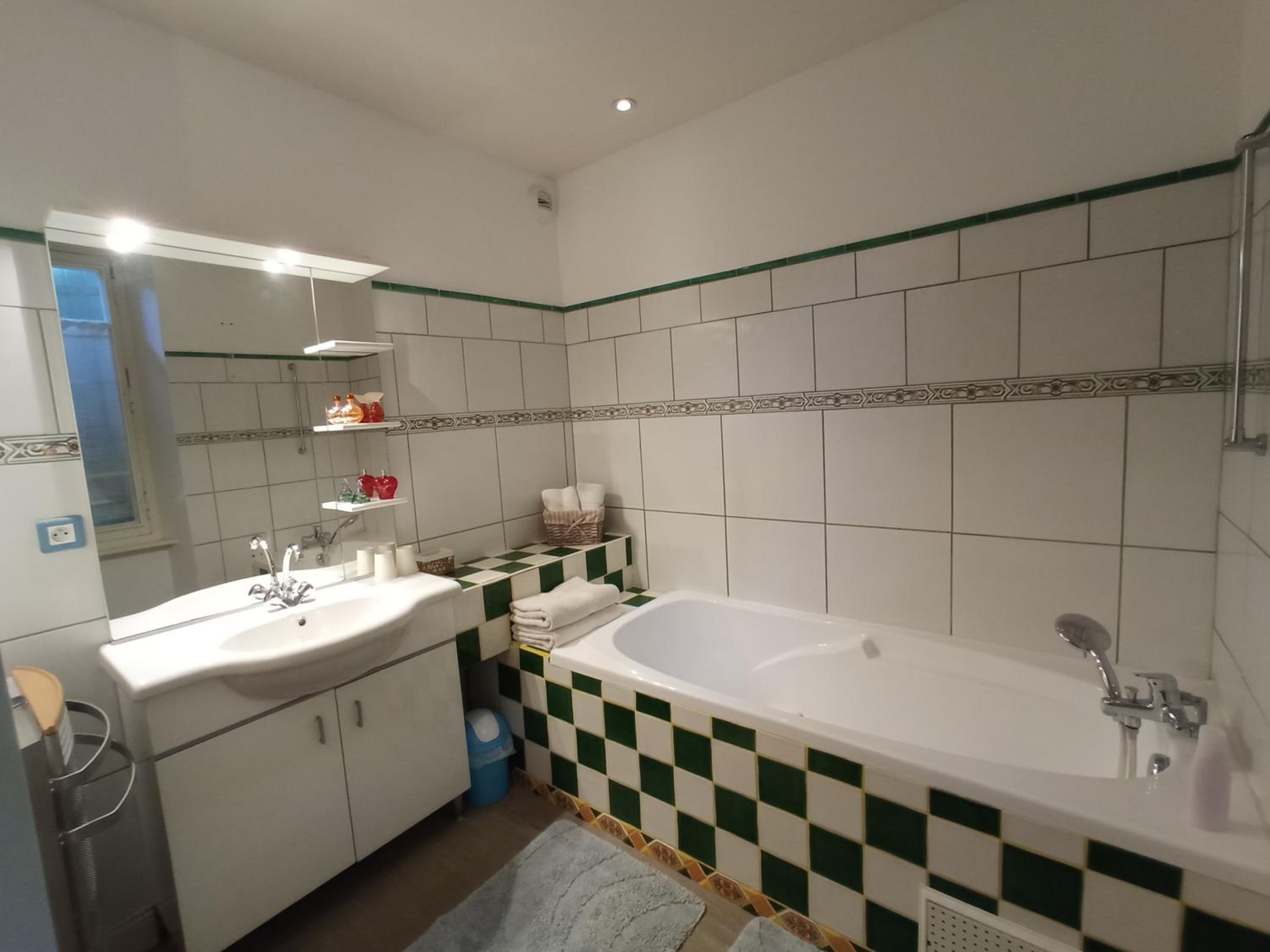 Twin Room with Private Bathroom photo 3