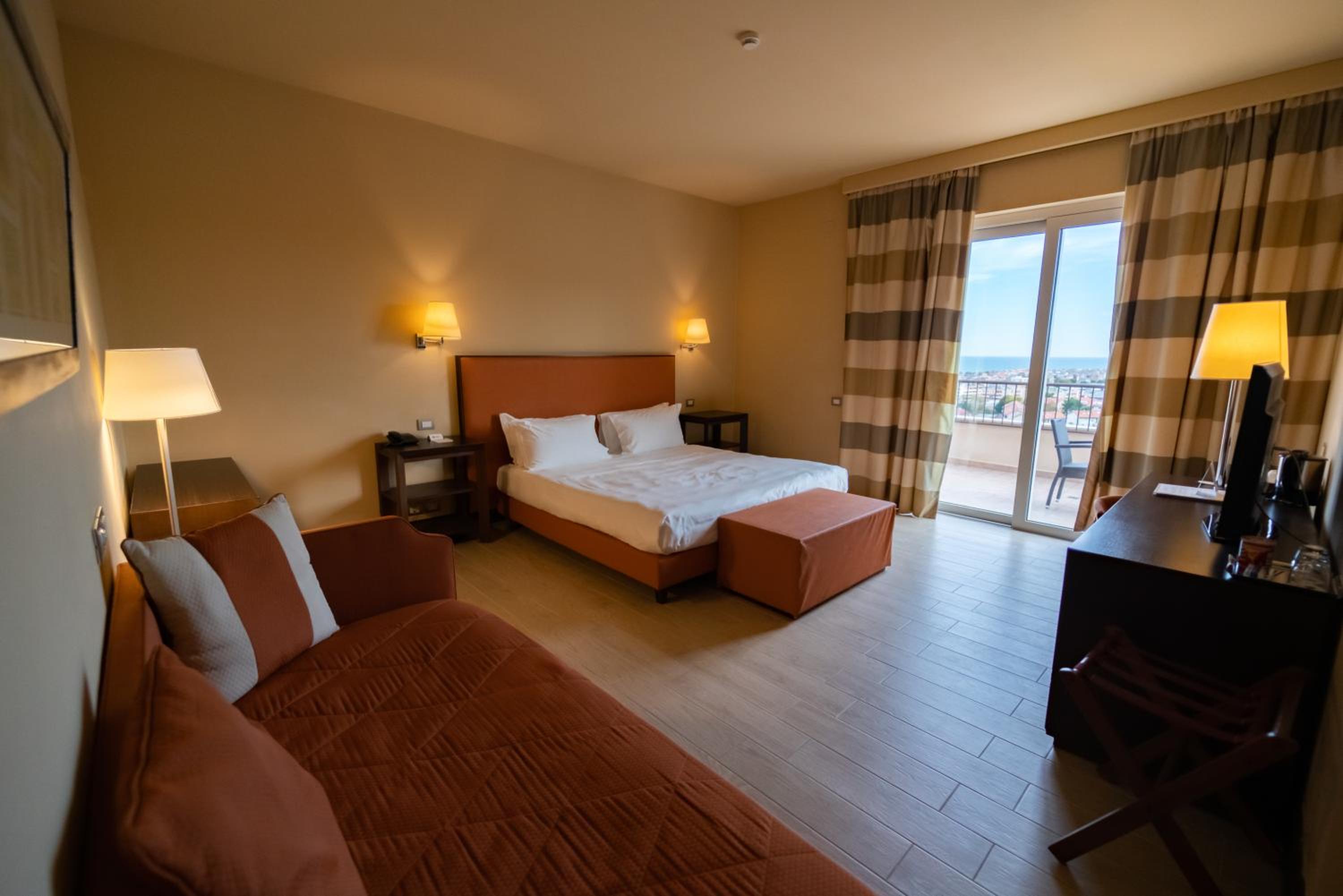 Deluxe King Room - Photo 2
