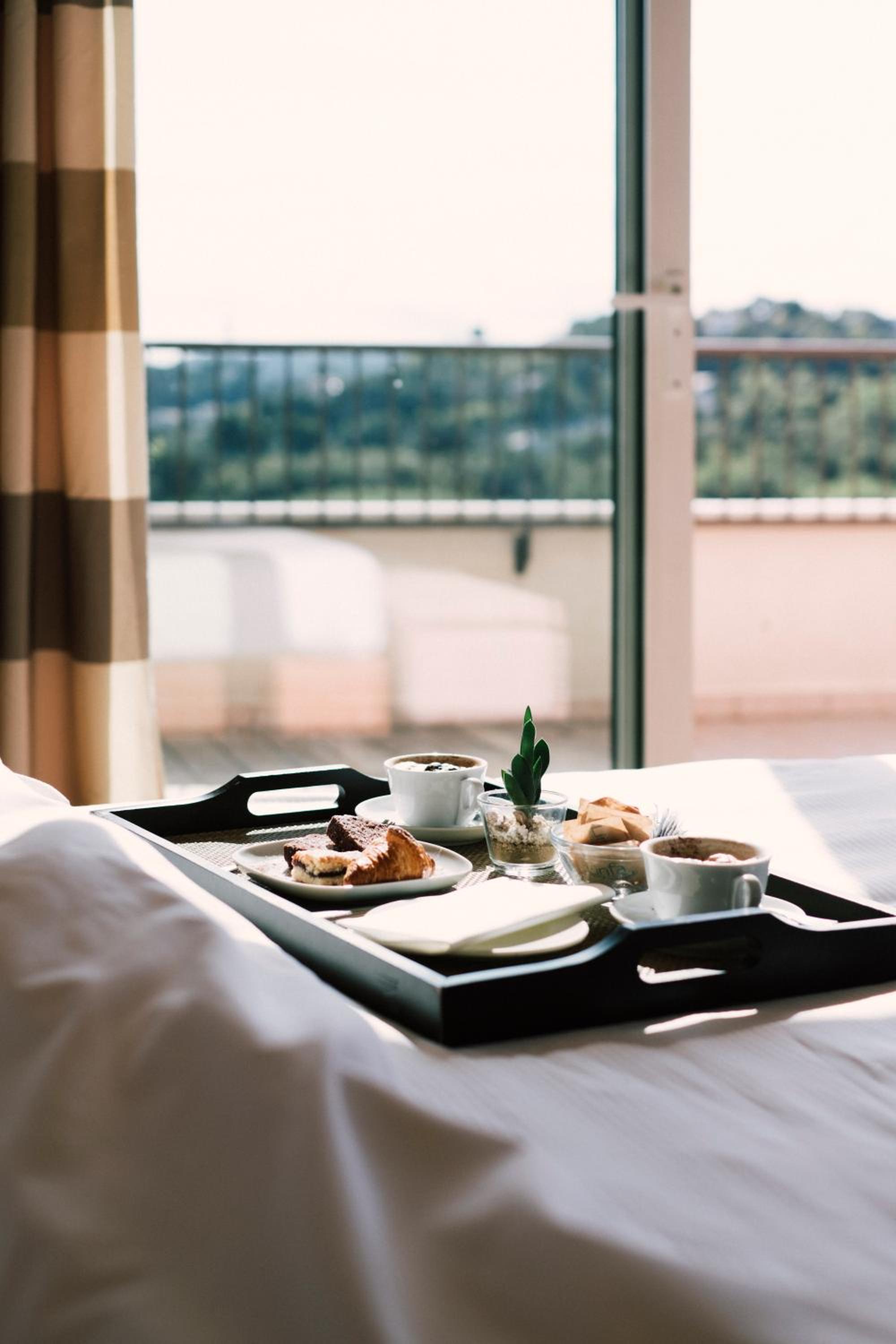 Deluxe King Room - Photo 7