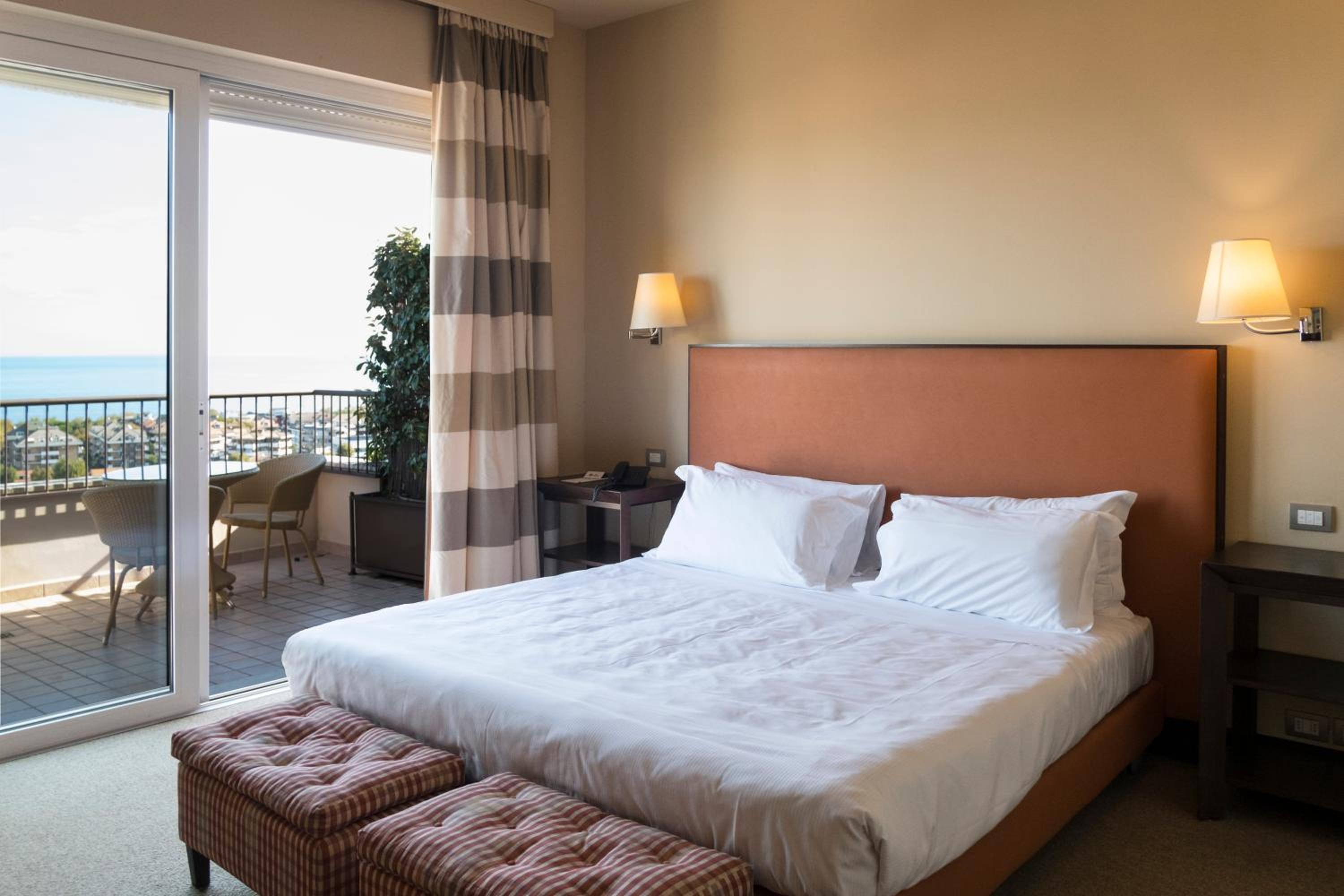Deluxe King Room - Photo 1