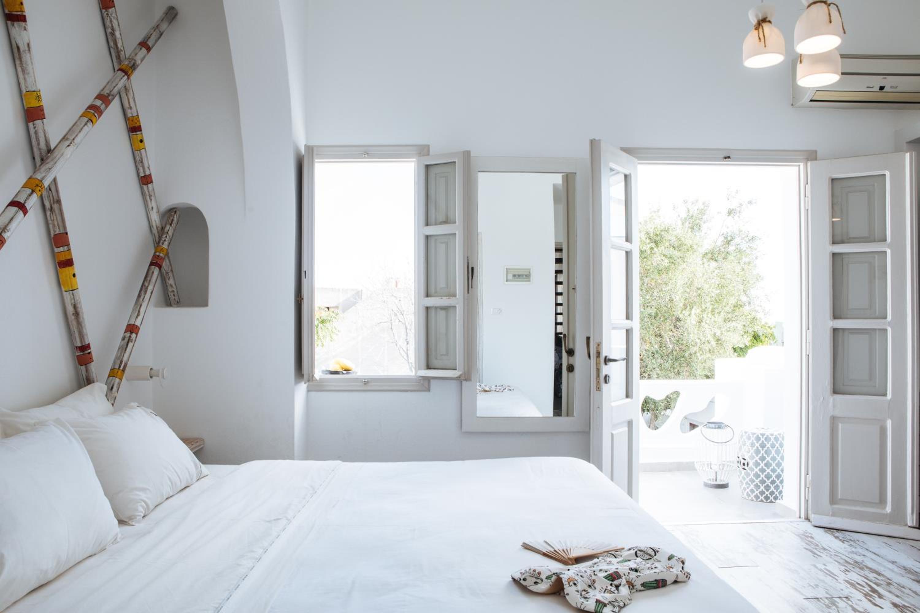 Deluxe Double Room with Balcony - Photo 10