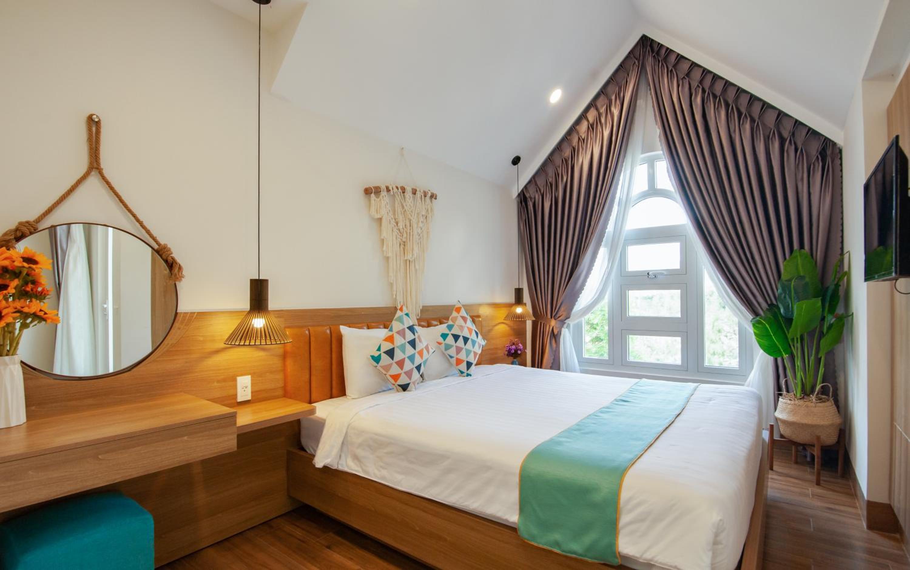 King Room with Balcony - Photo 9