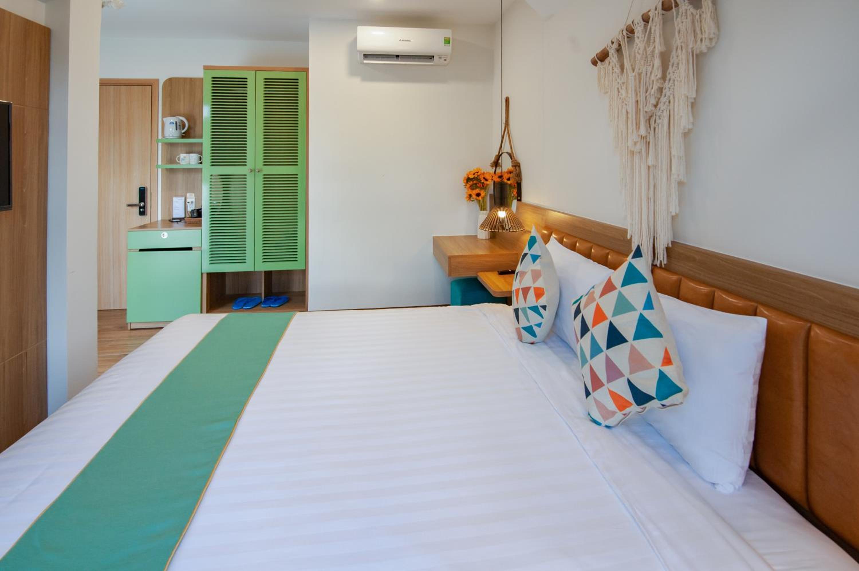 King Room with Balcony - Photo 7