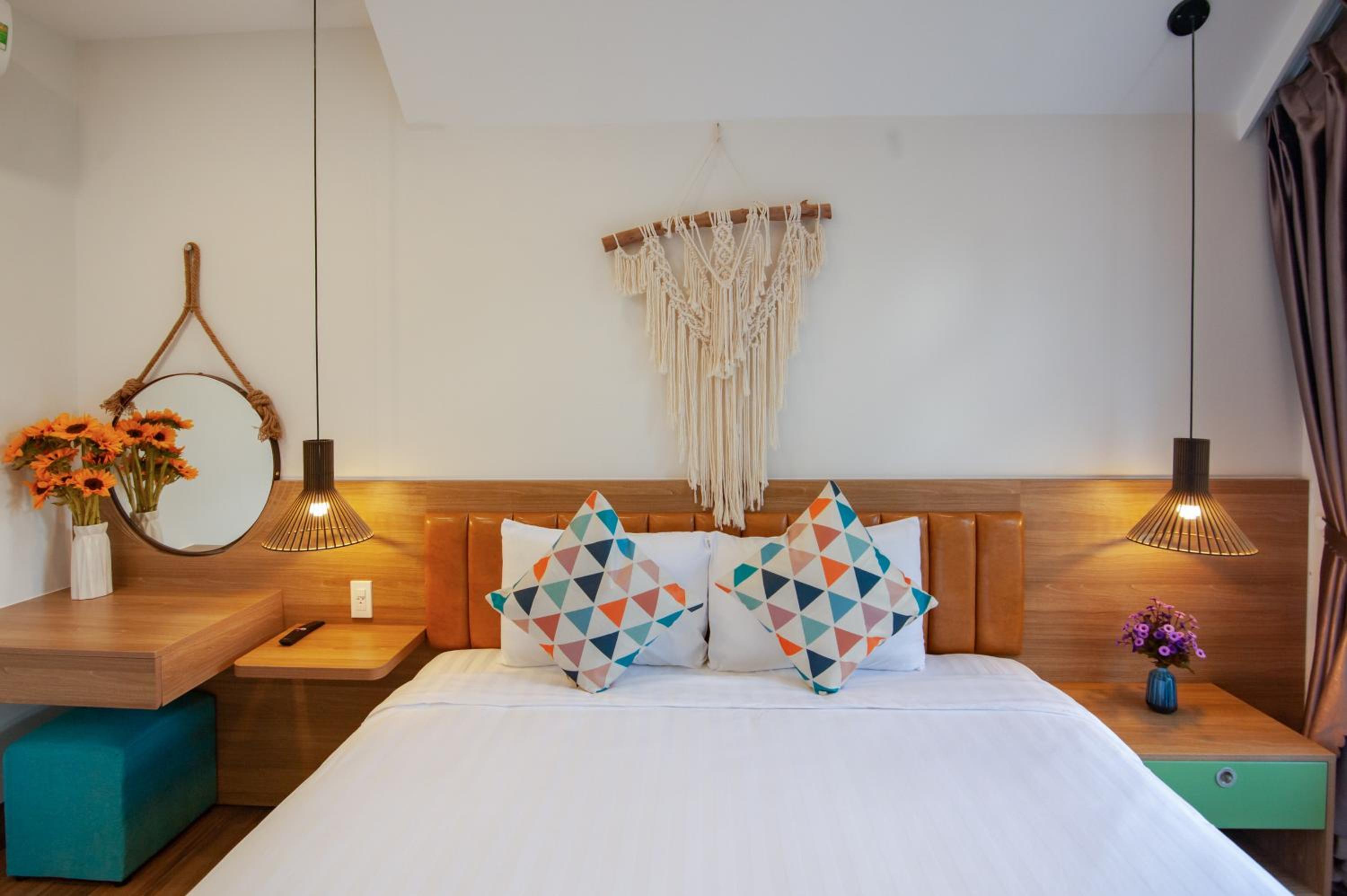 King Room with Balcony - Photo 12
