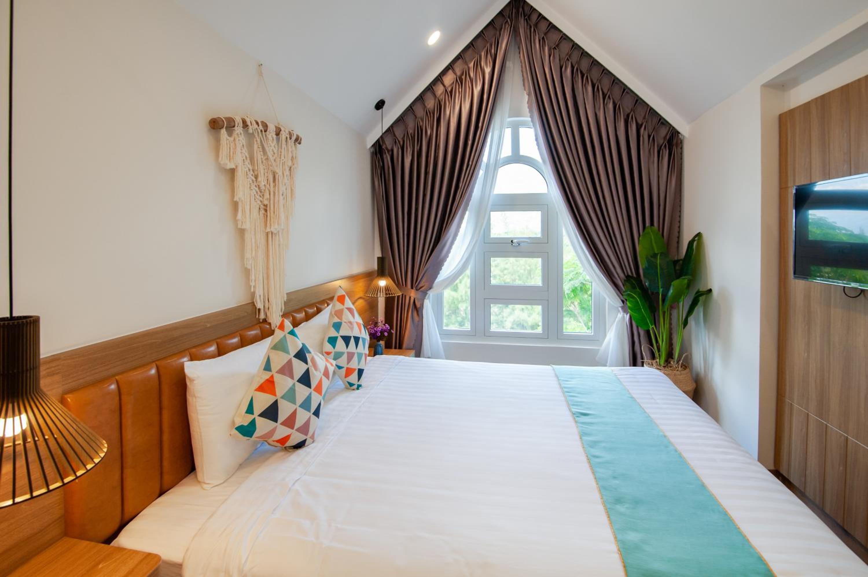 King Room with Balcony - Photo 10