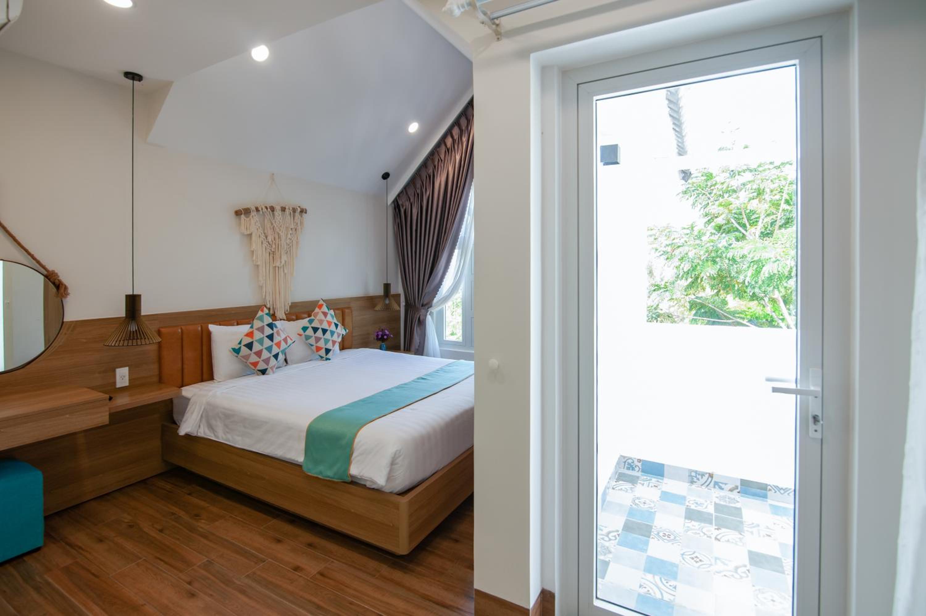 King Room with Balcony - Photo 5