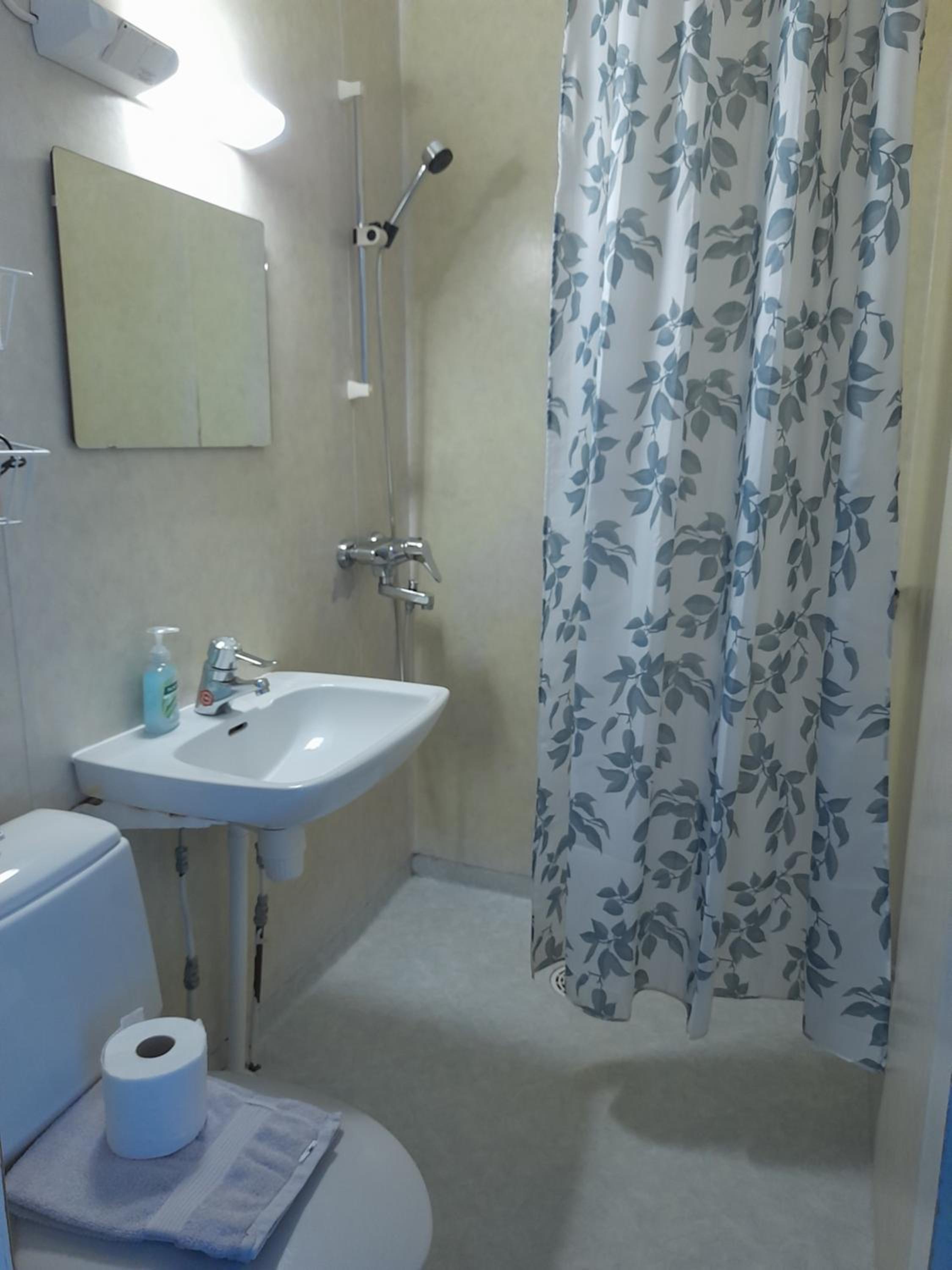 Economy Twin Room - Photo 3