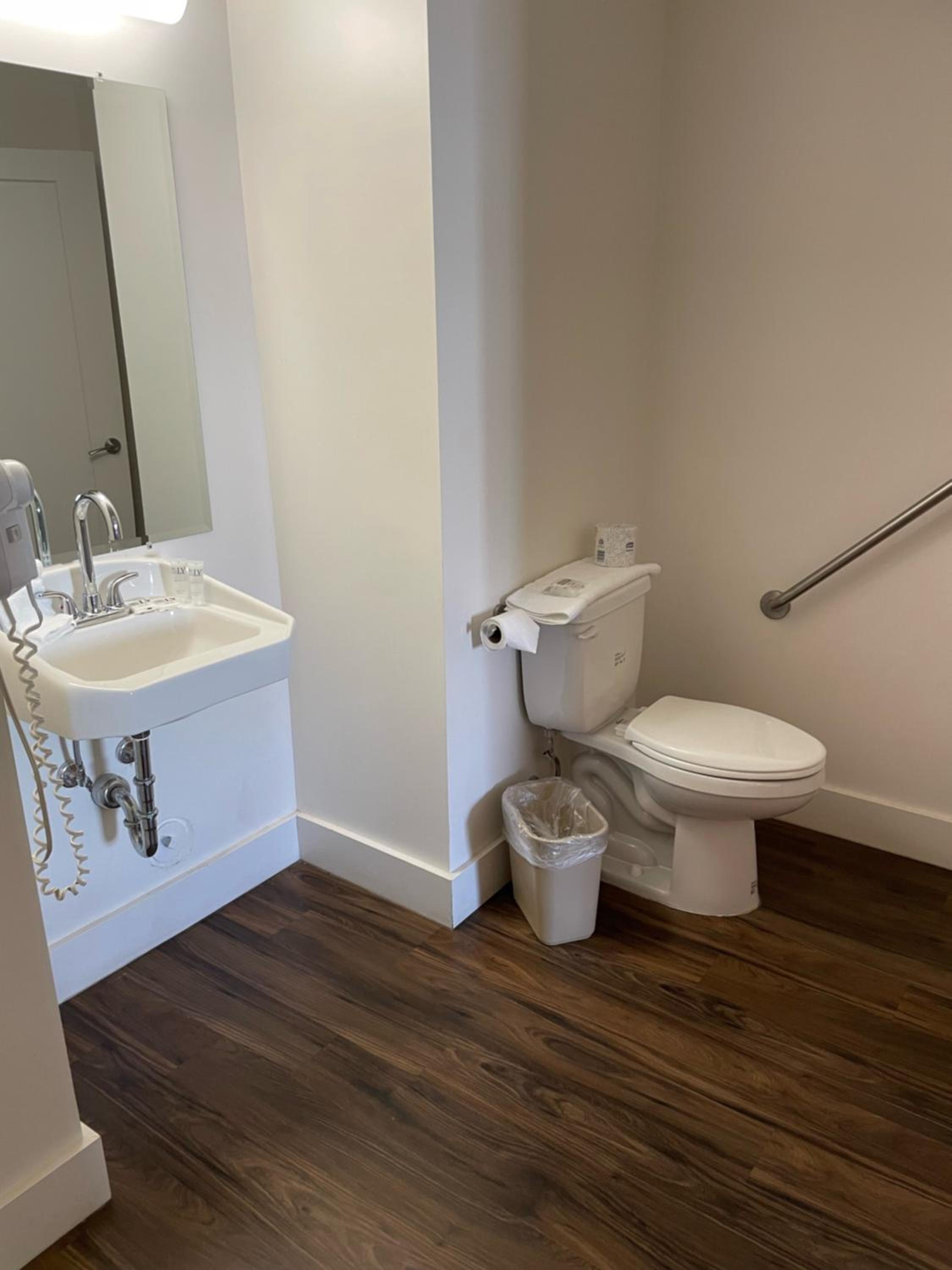 Queen Room - Disability Access - Non-Smoking - Photo 4
