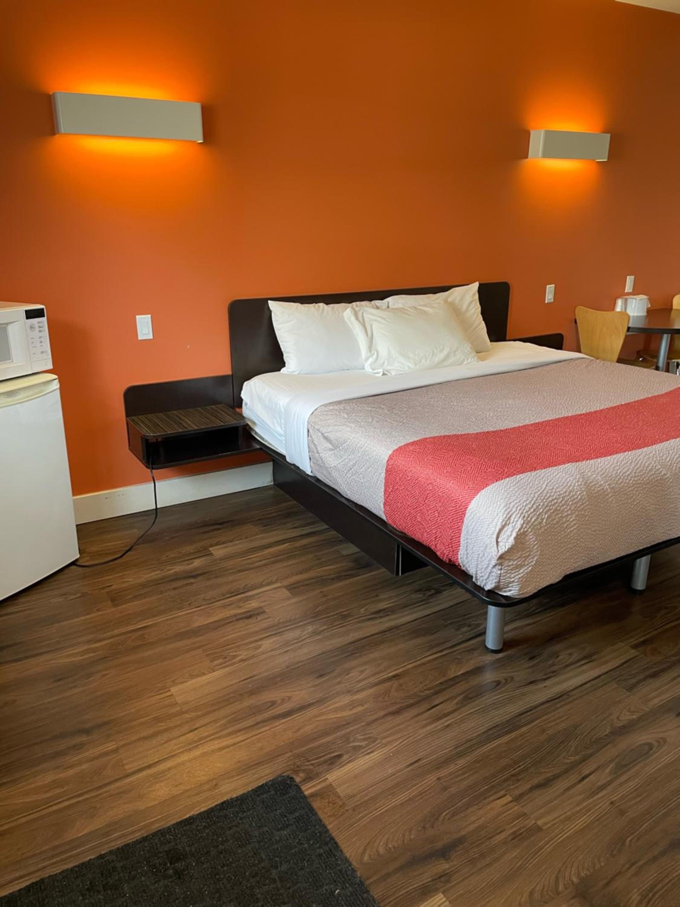 Queen Room - Disability Access - Non-Smoking - Photo 7
