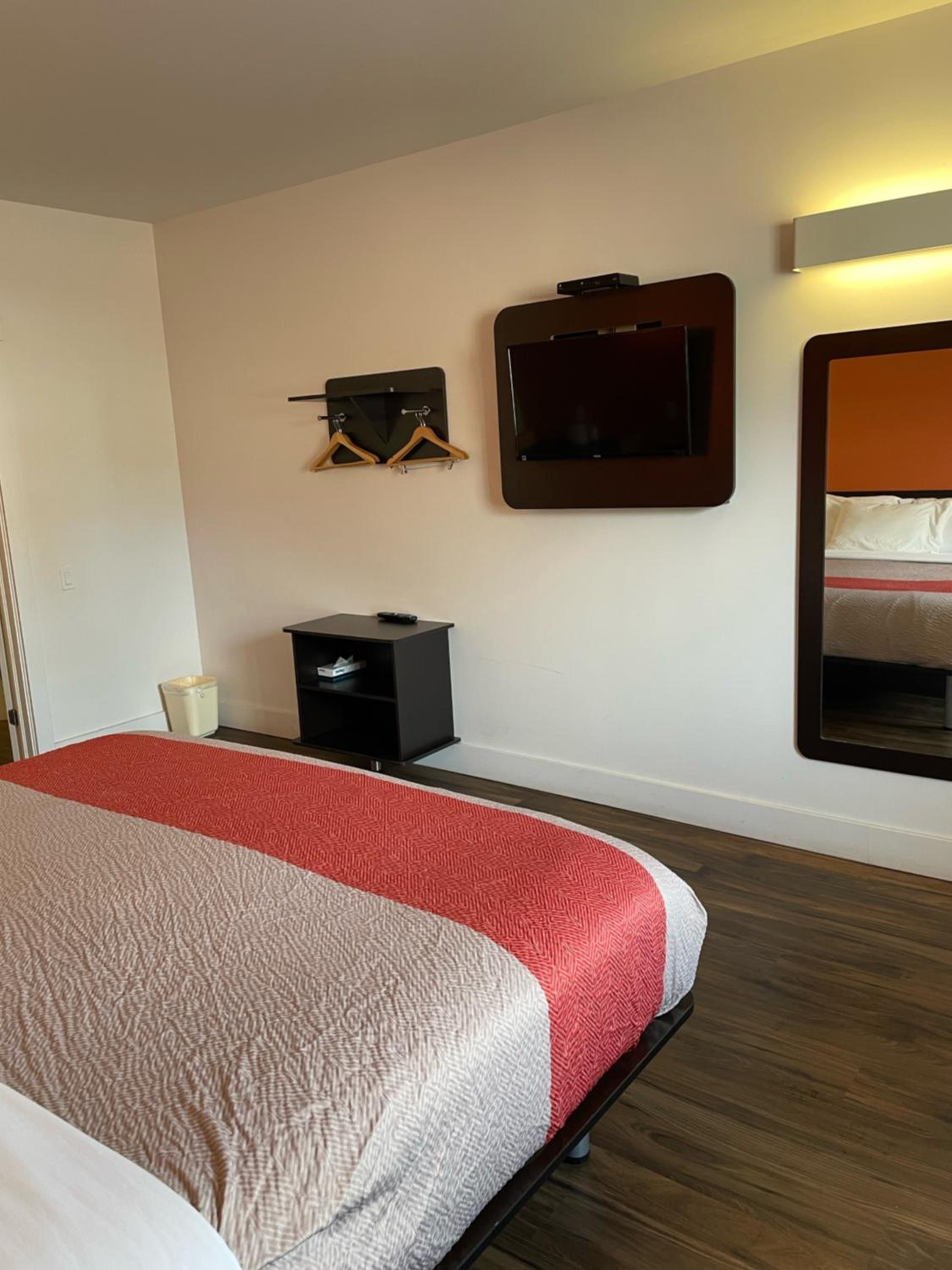 Queen Room - Disability Access - Non-Smoking - Photo 6