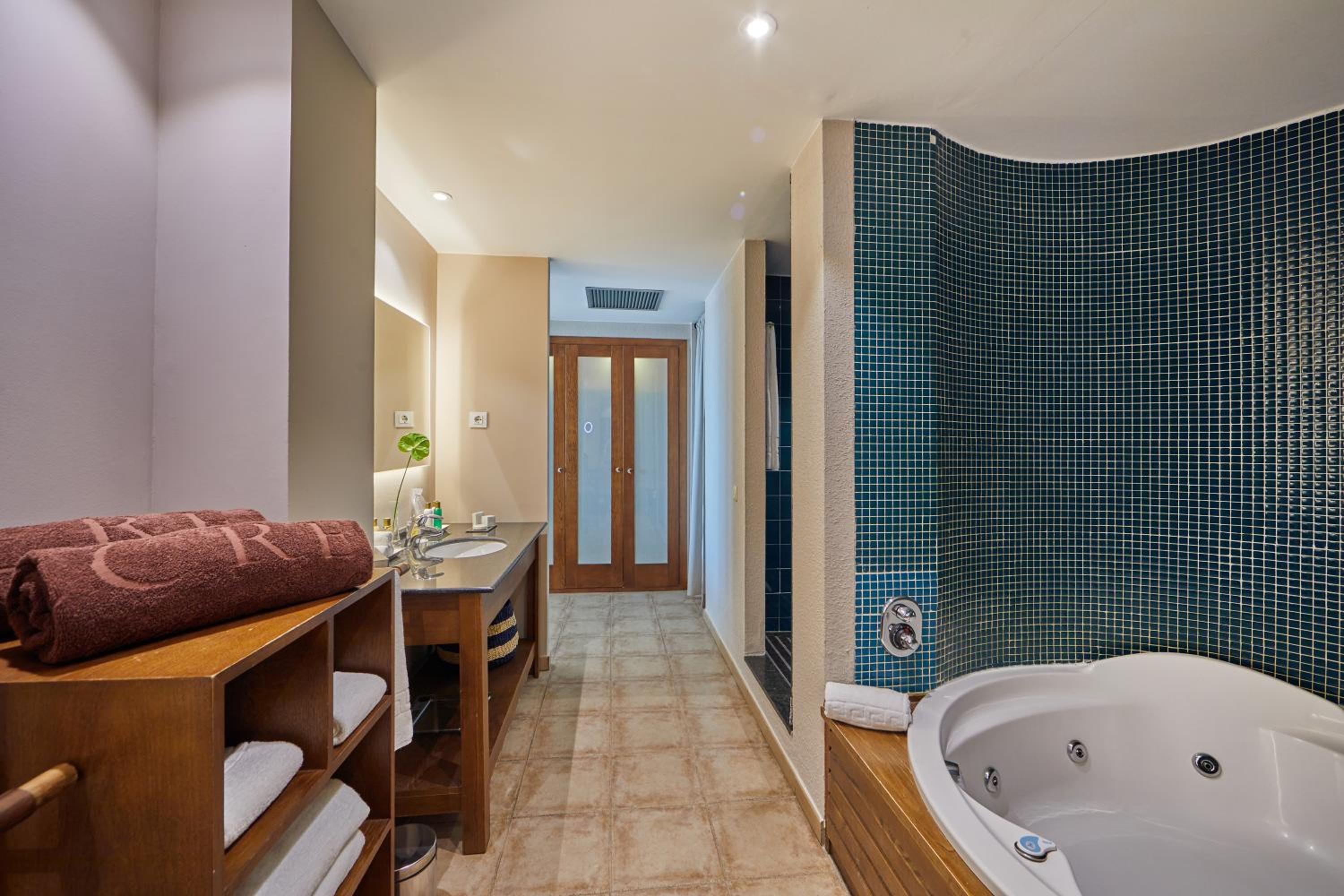 Superior Suite with Sea View - Photo 14
